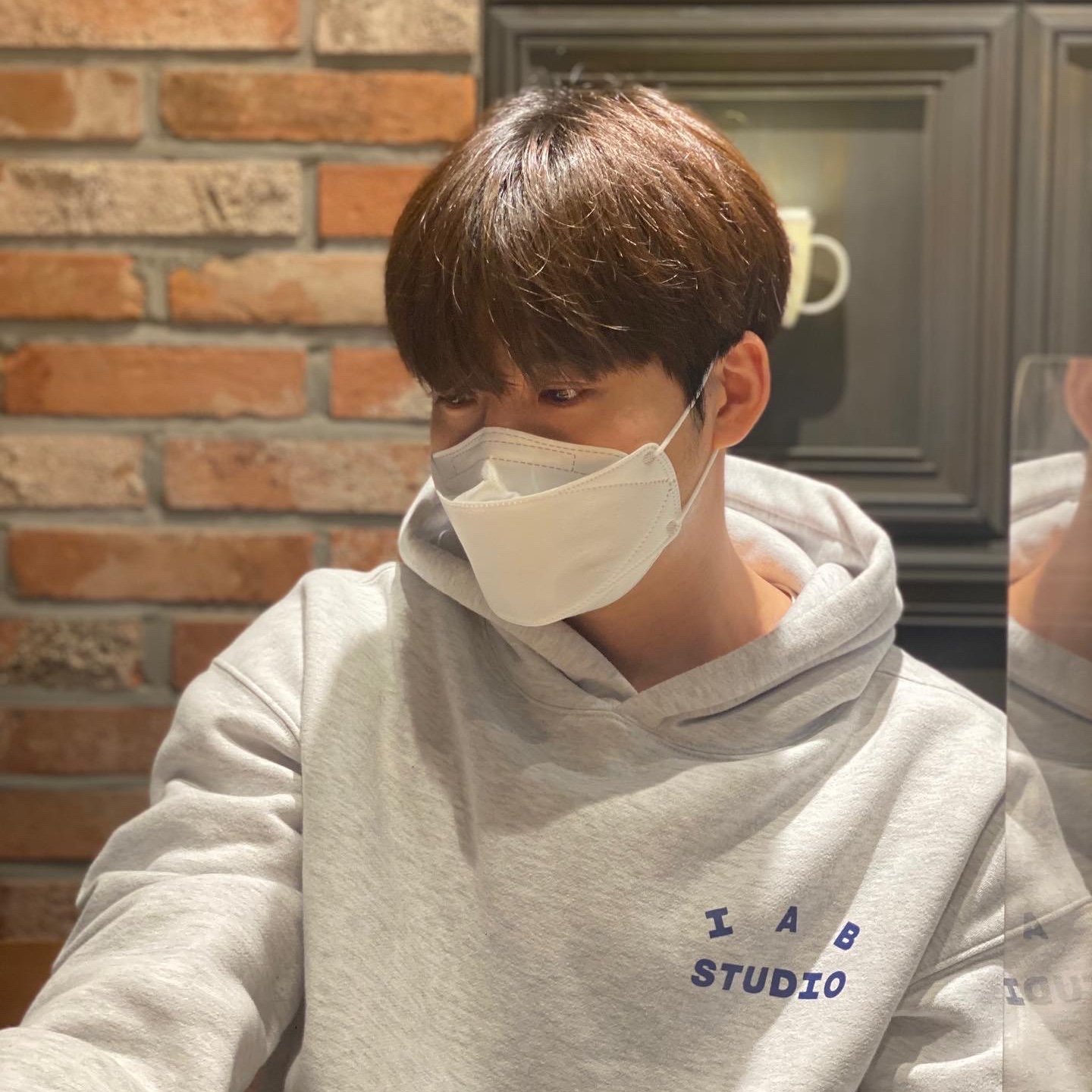 IAB Studio Hoodie Light Gray 착용 스타일 - 2