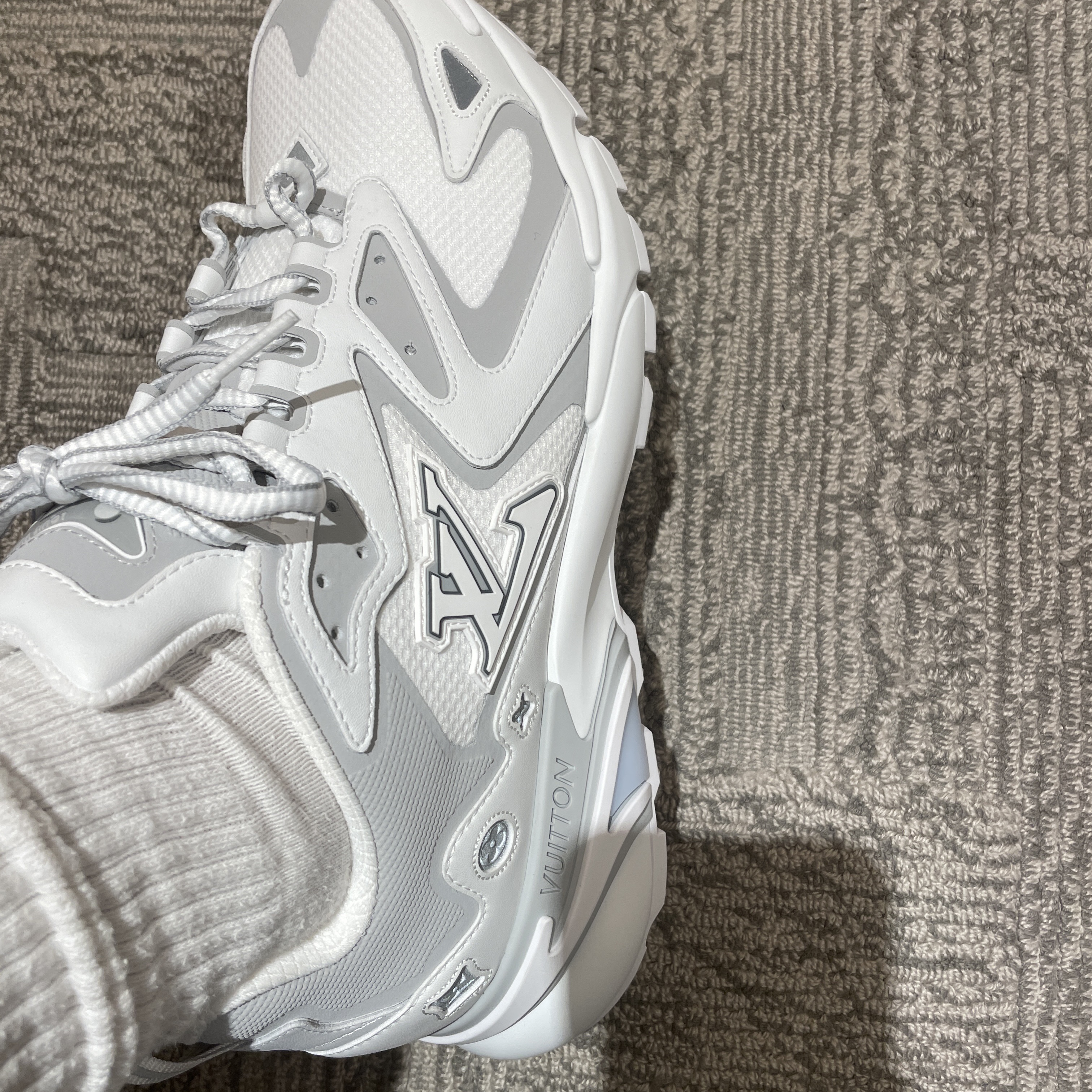 Louis Vuitton Runner Tatic Sneakers White 착용 스타일 - 2