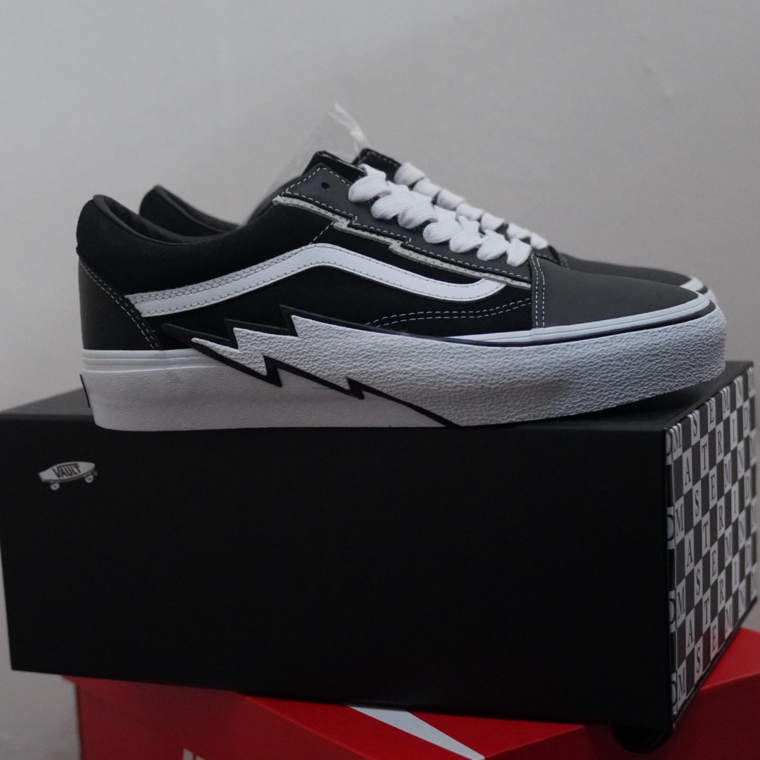 Vans Vault x Mastermind World Old Skool Bolt Black 착용 스타일 - 4