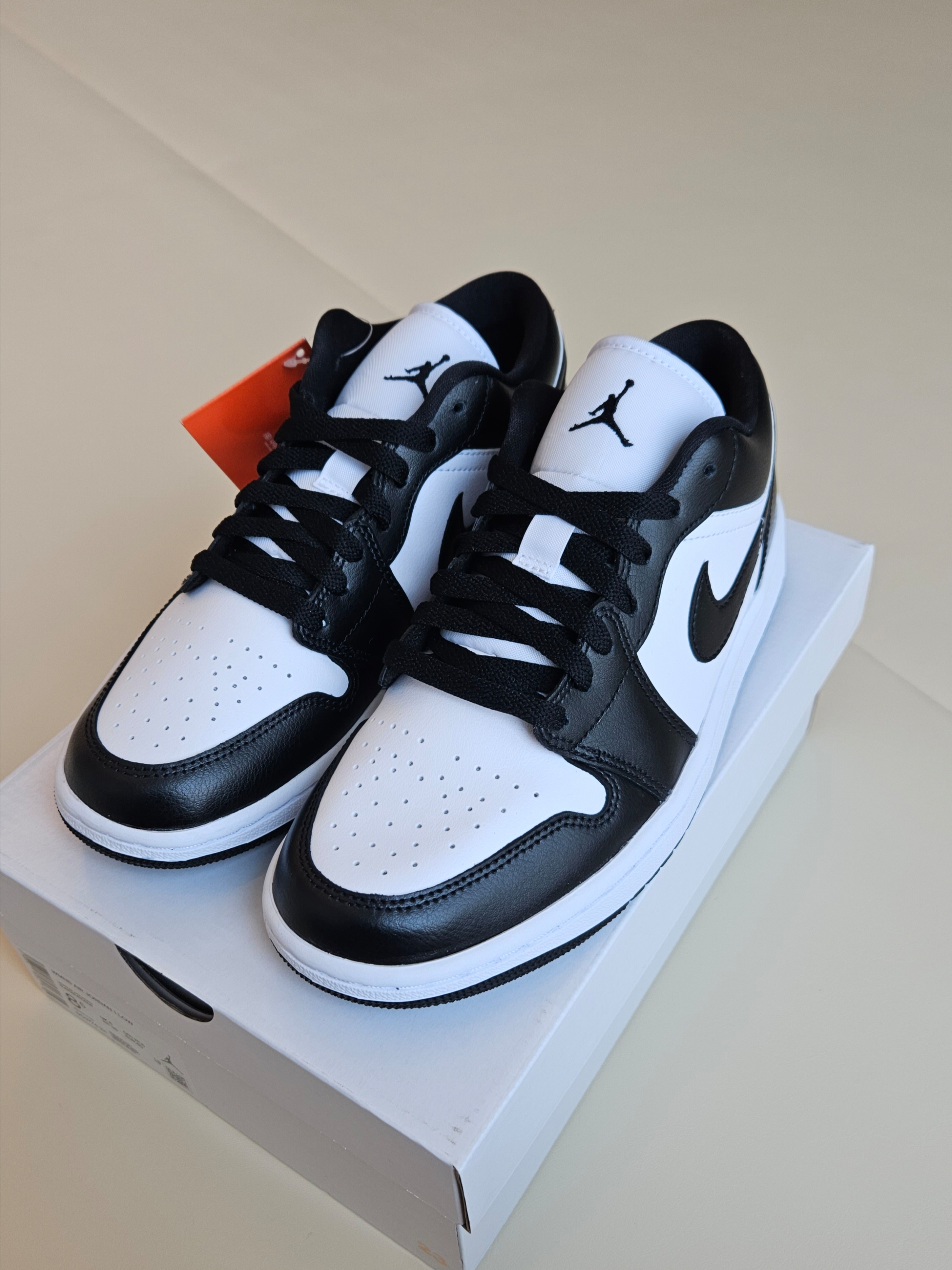 (W) Jordan 1 Low Black and White, (W) Nike Dunk Low Black 착용 스타일 - 1