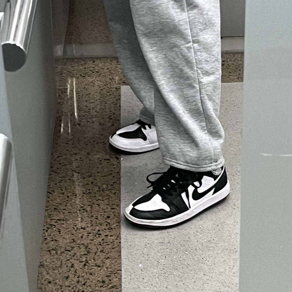 (W) Jordan 1 Mid SE Black White 착용 스타일 - 1