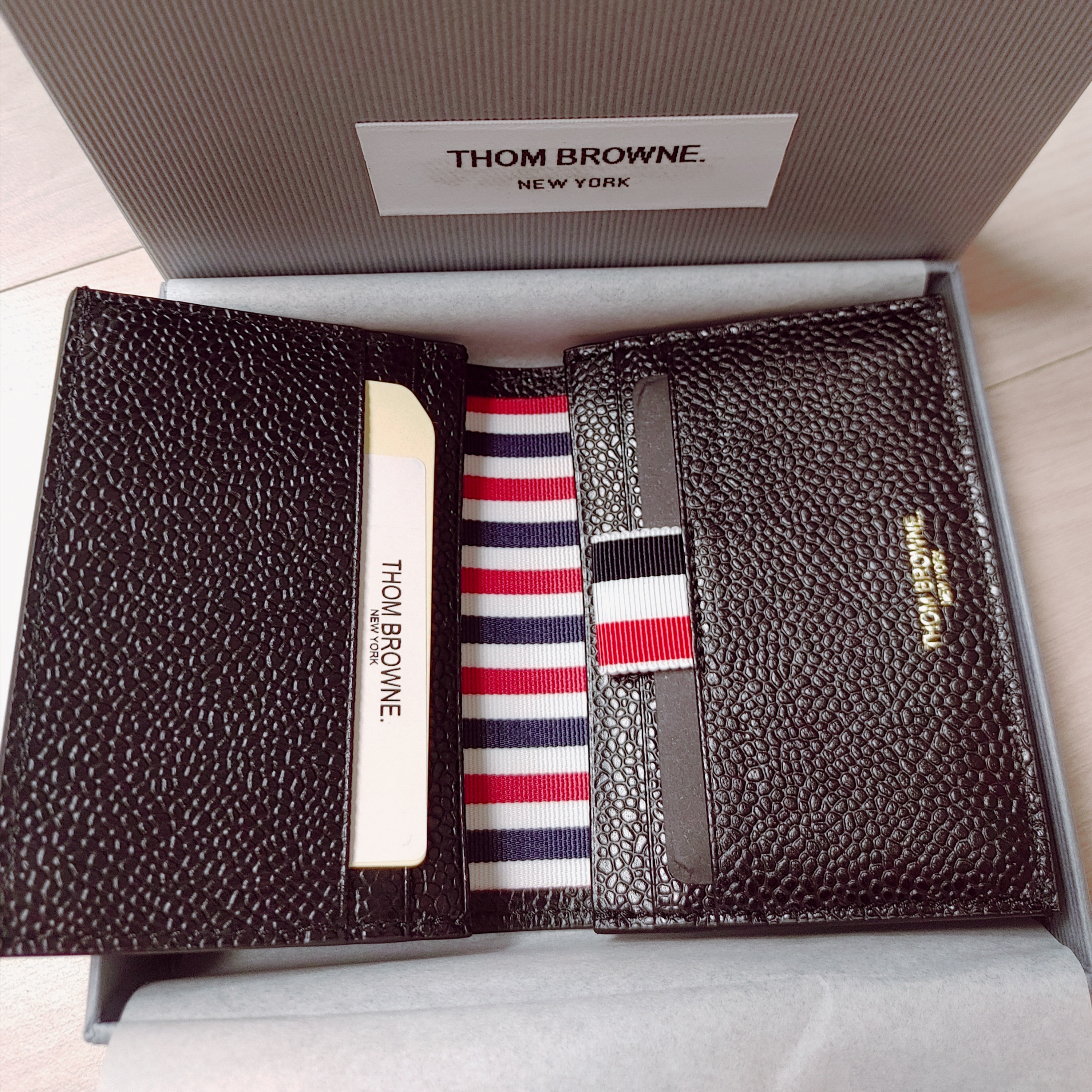 Thom Browne Pebble Grained Leather Double Card Holder Black 착용 스타일 - 2