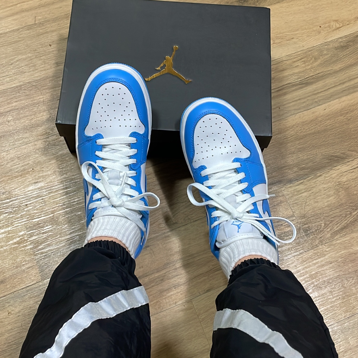 Jordan 1 Low Golf White and University Blue 착용 스타일