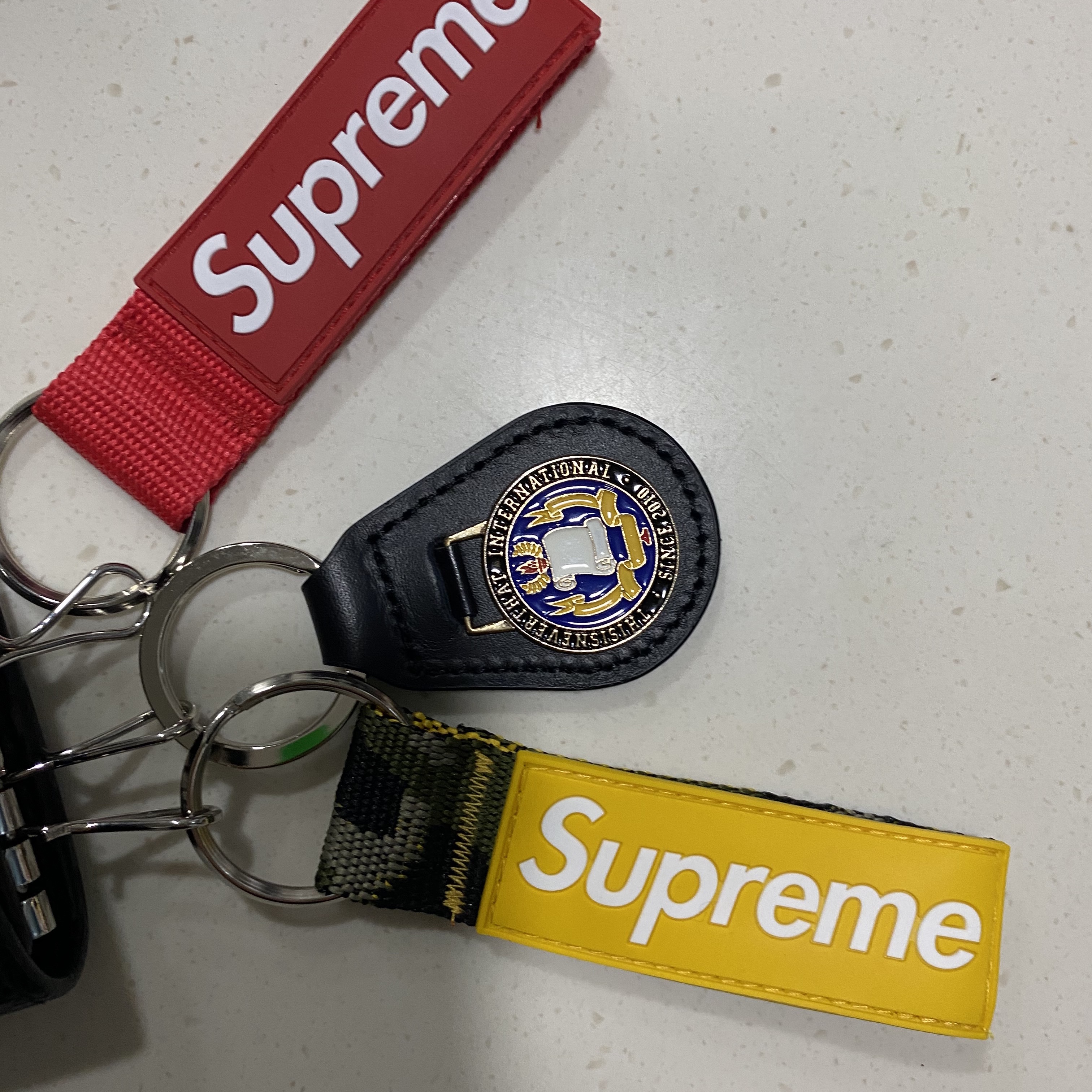 Supreme Webbing Keychain Yellow Camo - 23SS 착용 스타일 - 4