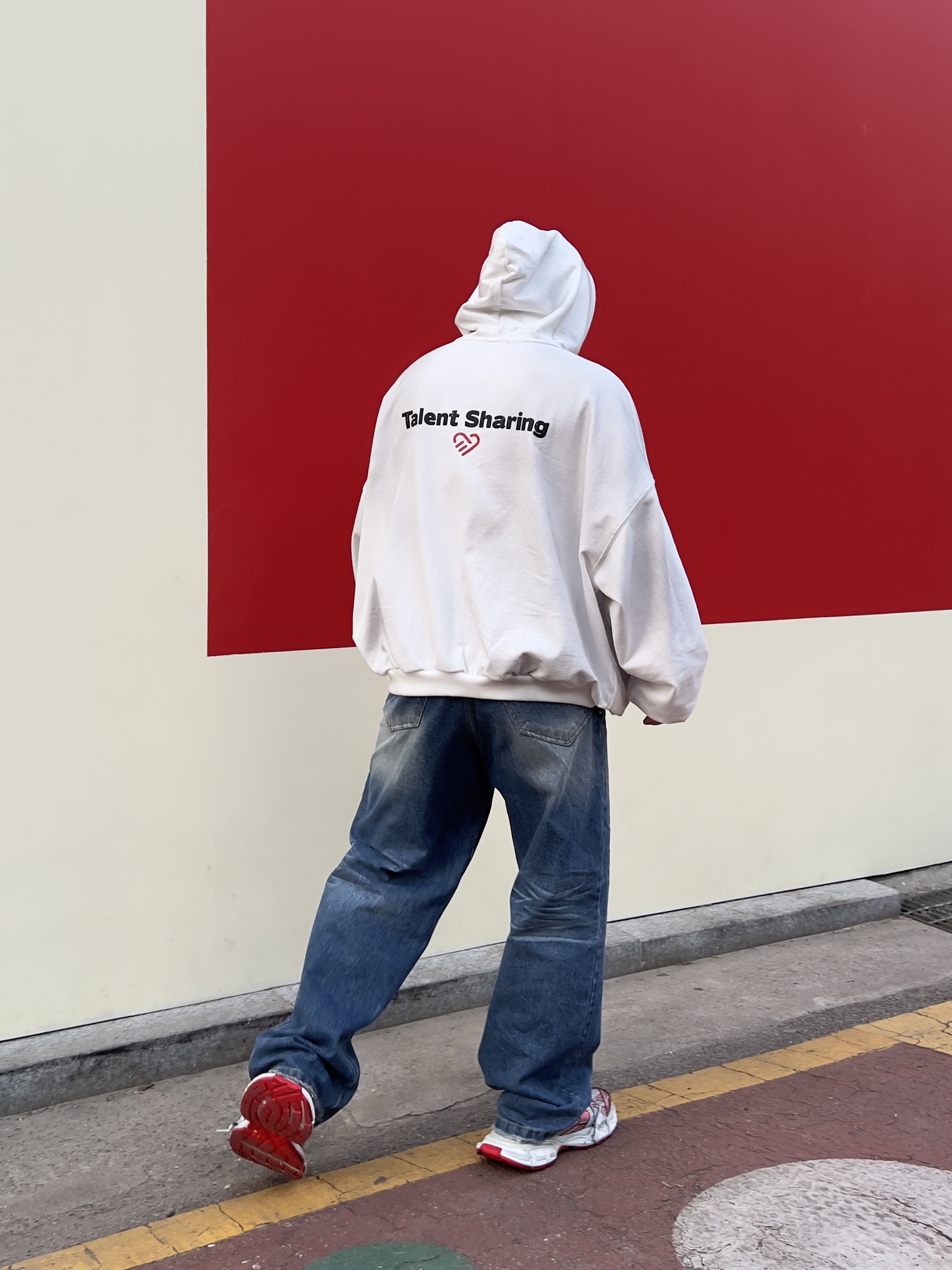 Balenciaga 3XL Sneakers White Red, Project G/R Orgasm Donor Hoodie Dirty White 착용 스타일 - 1