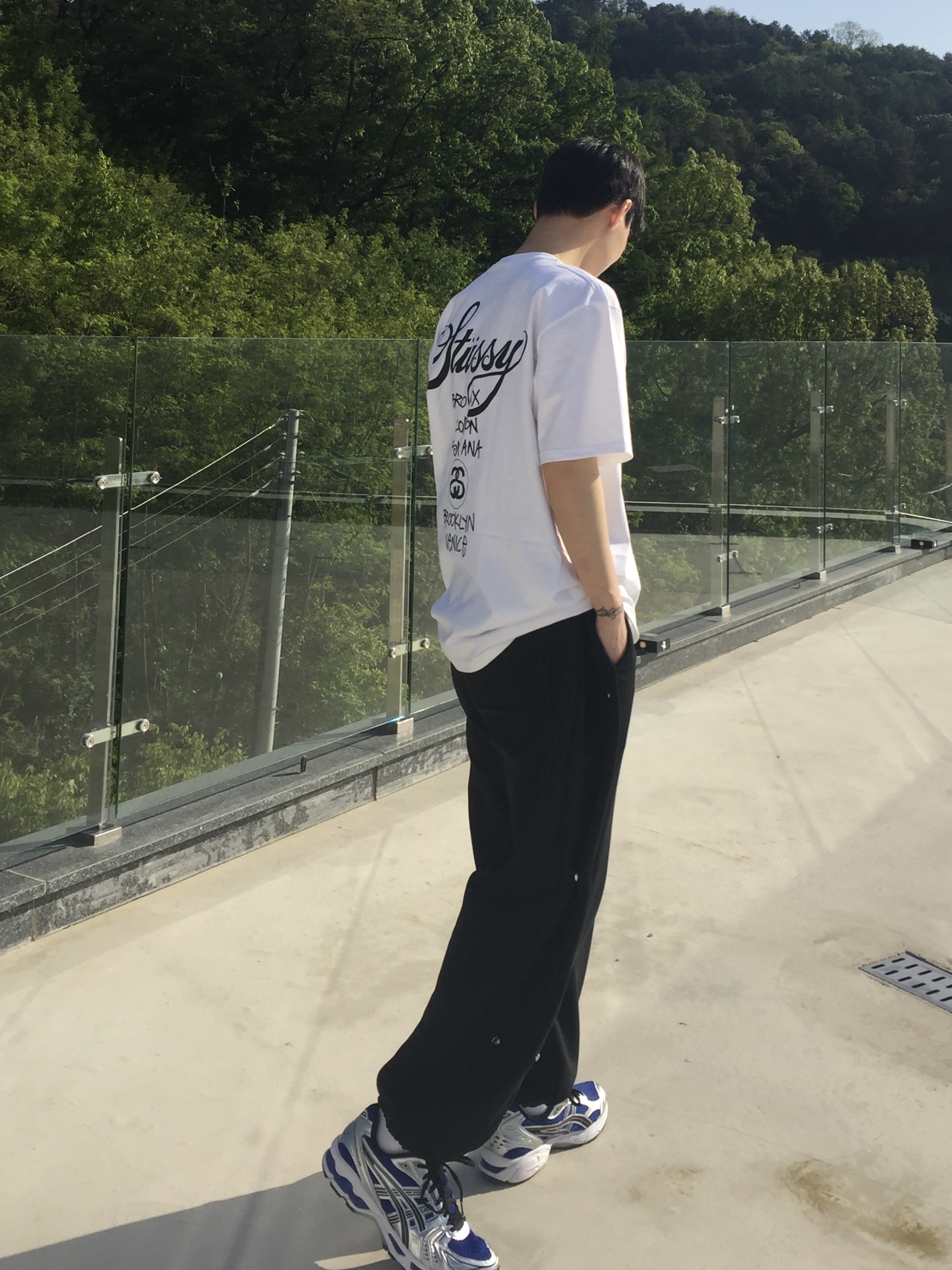 Asics Gel-Kayano 14 Monaco Blue Black, Stussy World Tour T-Shirt White 착용 스타일 - 1