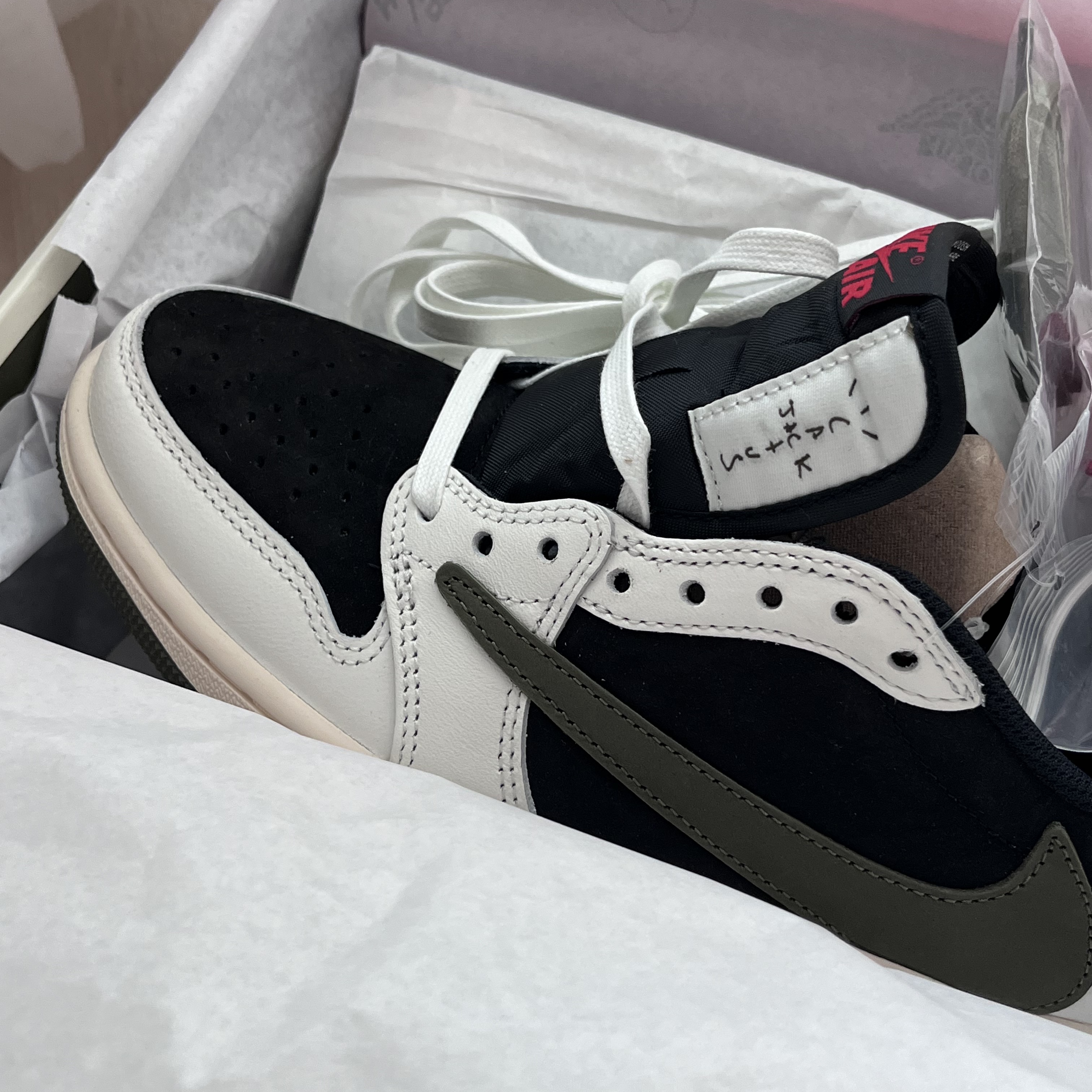 (W) Jordan 1 x Travis Scott Retro Low OG SP Medium Olive 착용 스타일 - 4