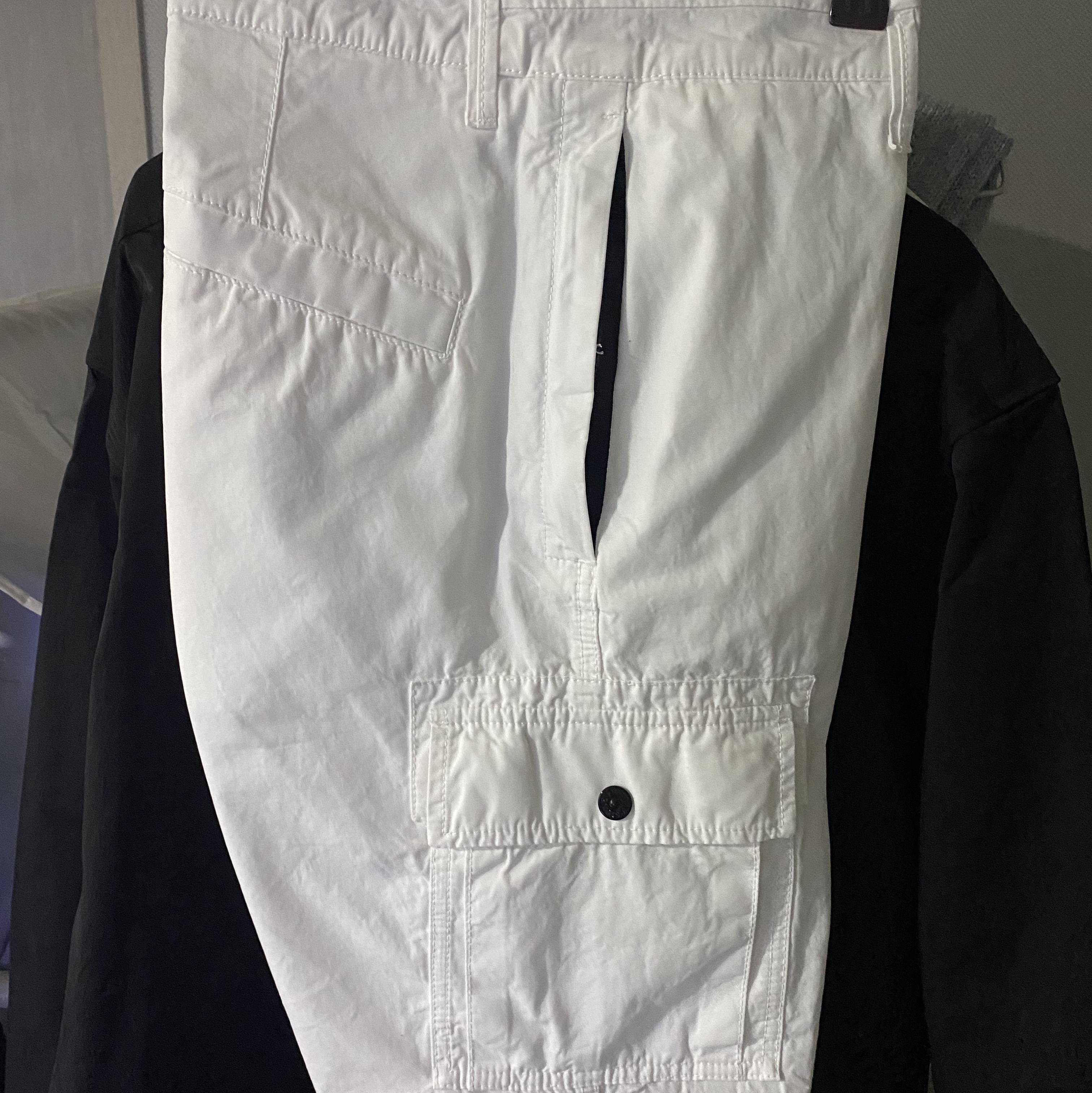Stone Island L11WA Brushed Cotton Canvas Garment Dyed Bermuda Shorts Ice - 22SS 착용 스타일 - 2