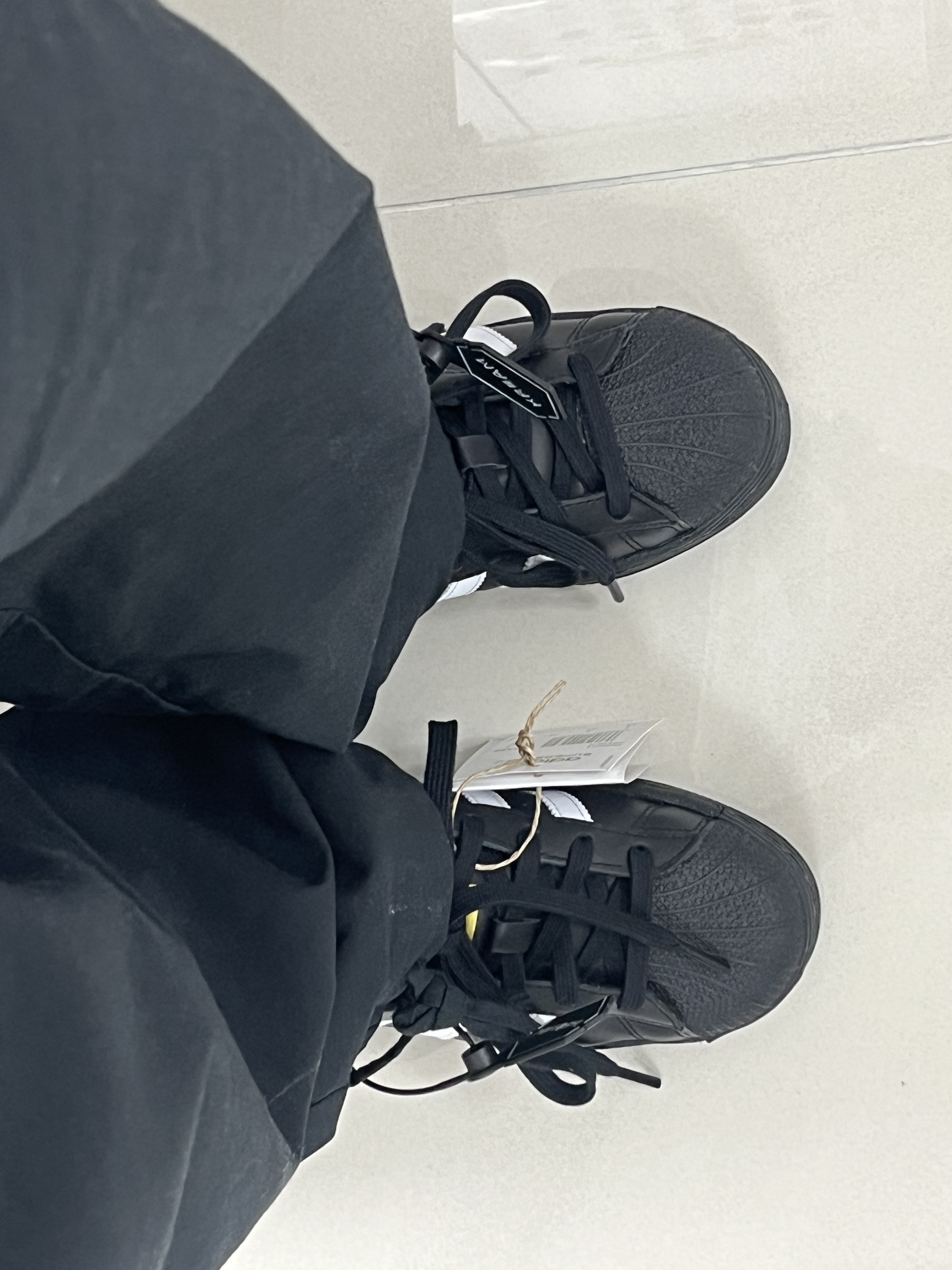 (J) Adidas Superstar Black White 착용 스타일