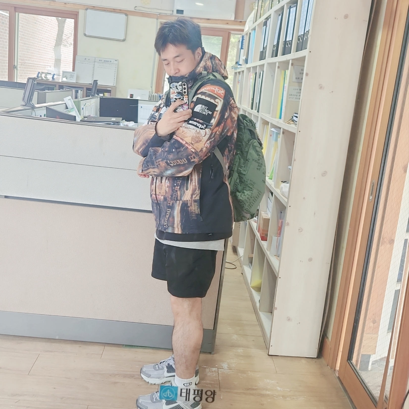 Supreme x The North Face Taped Seam Shell Jacket Times Square - 22FW, Supreme Field Backpack Olive Gonz - 23SS 착용 스타일