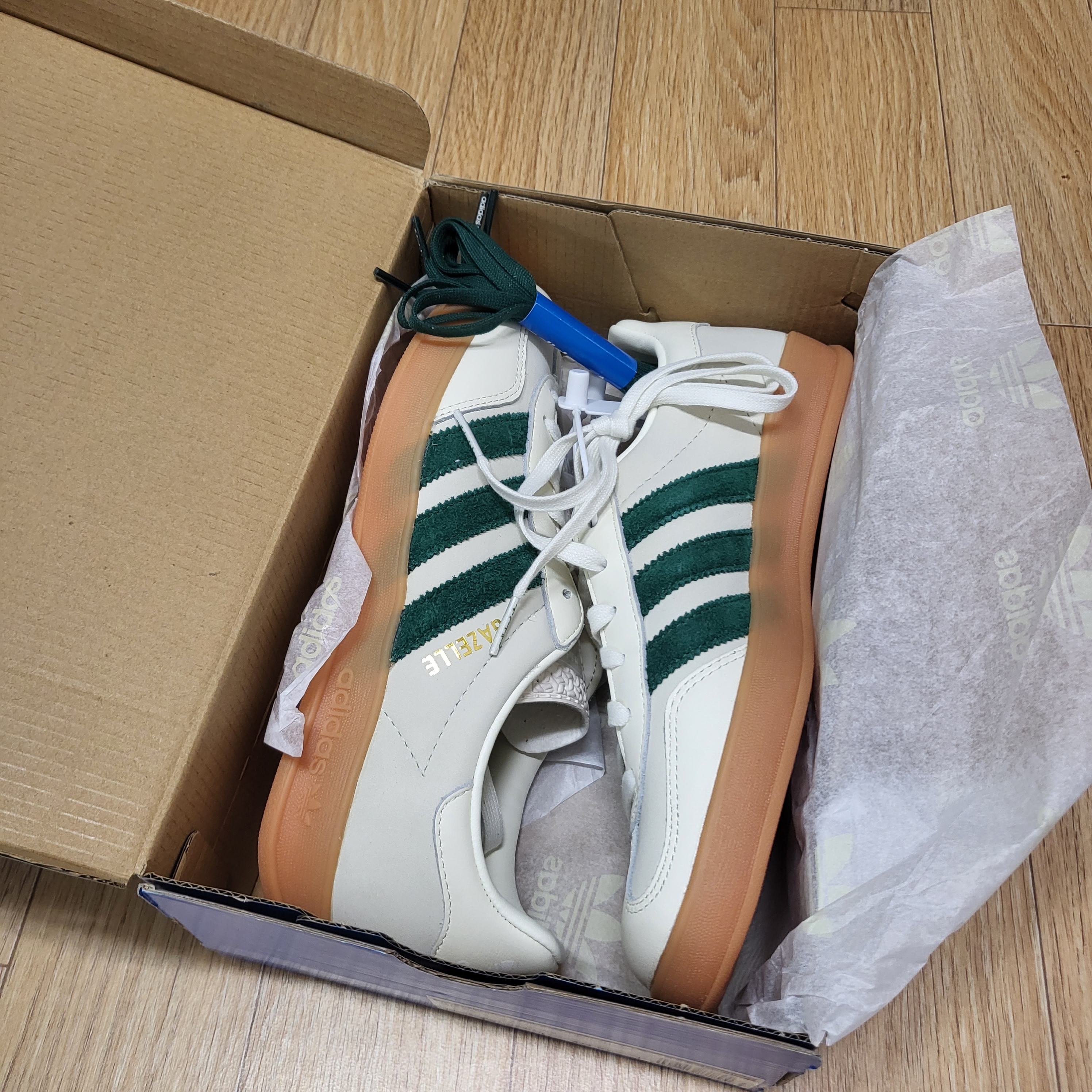 Adidas x Emmi Gazelle Indoor Off White Dark Green 착용 스타일 - 3