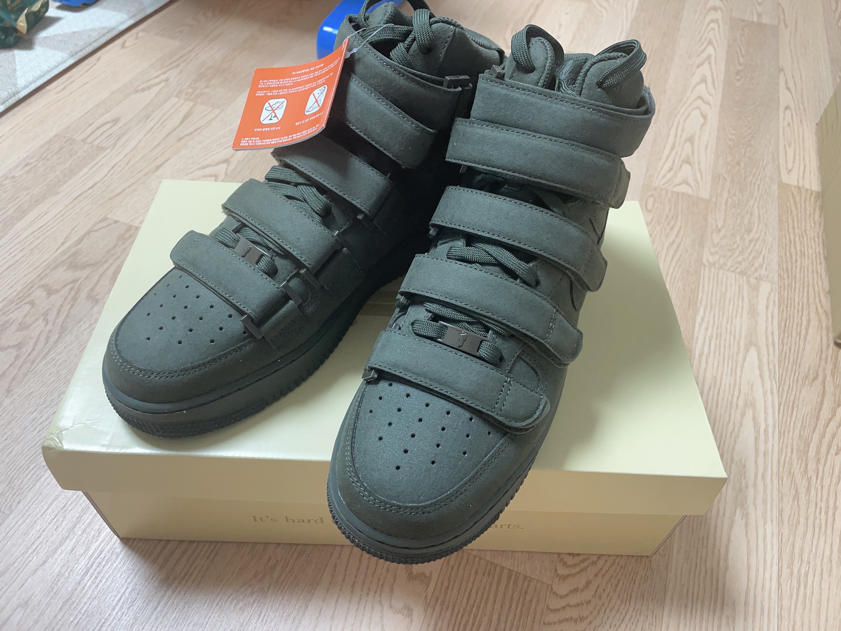 Nike x Billie Eilish Air Force 1 High '07 SP Sequoia 착용 스타일 - 1