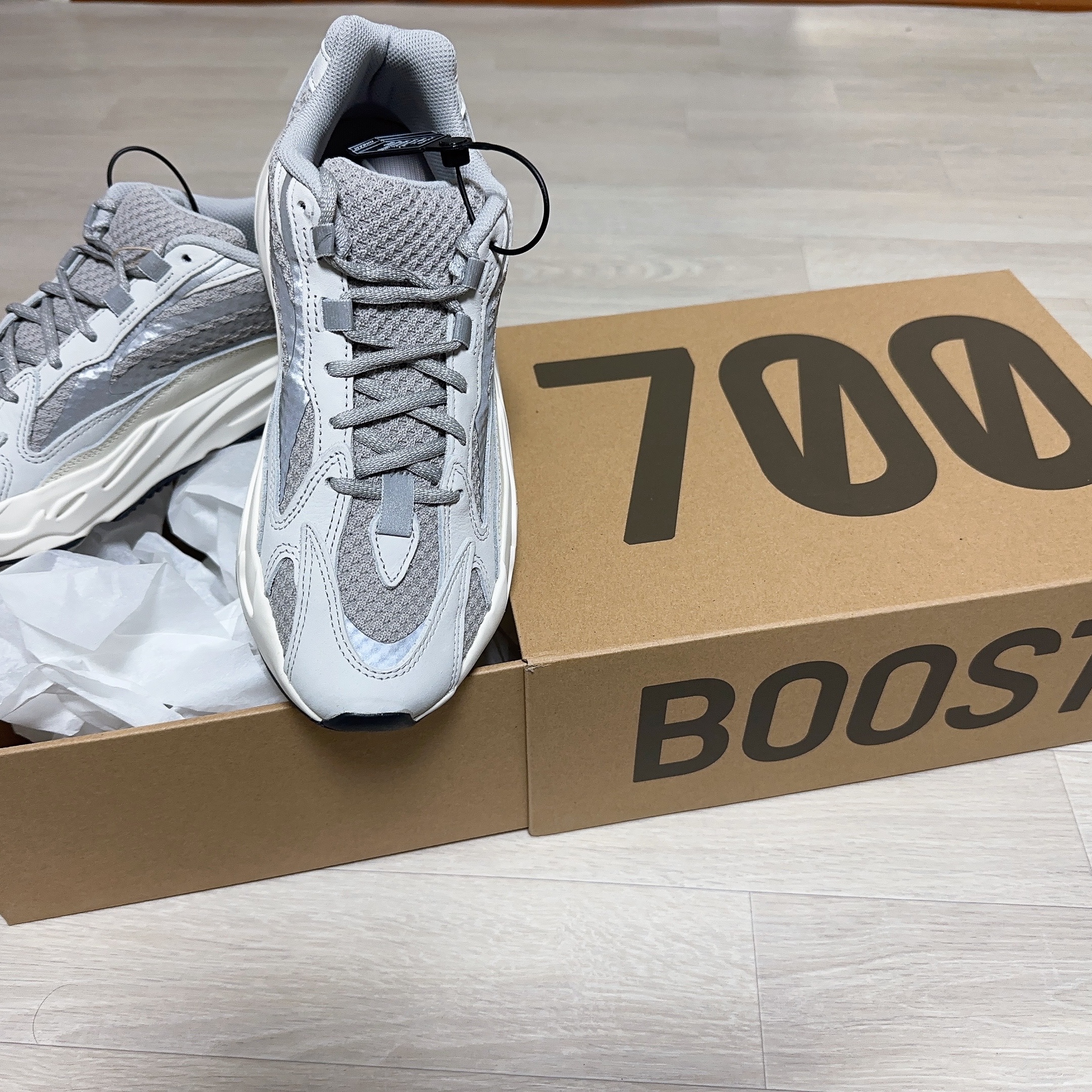 Adidas Yeezy Boost 700 V2 Static 2022 착용 스타일