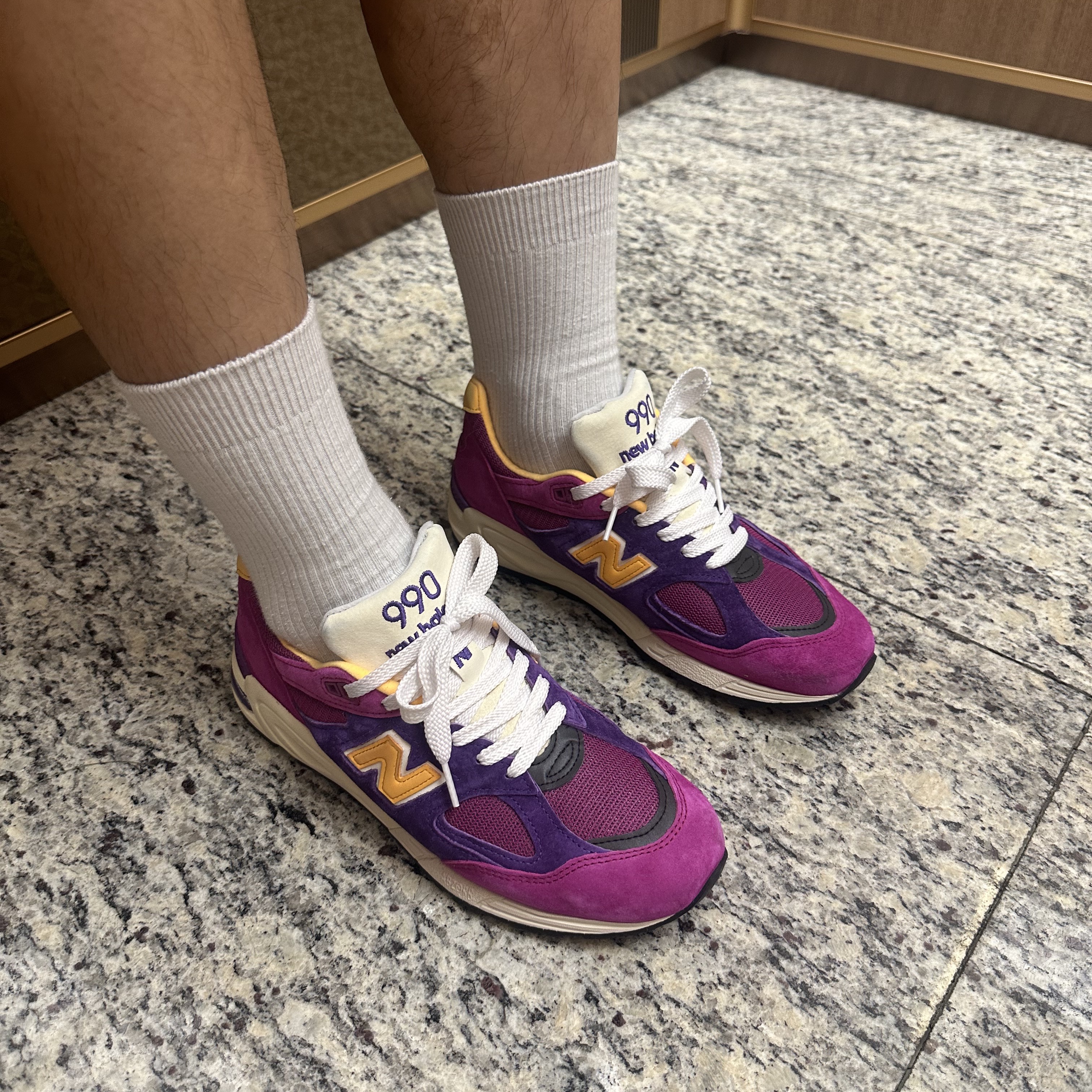 New Balance 990v2 Made in USA Purple Yellow 착용 스타일 - 1