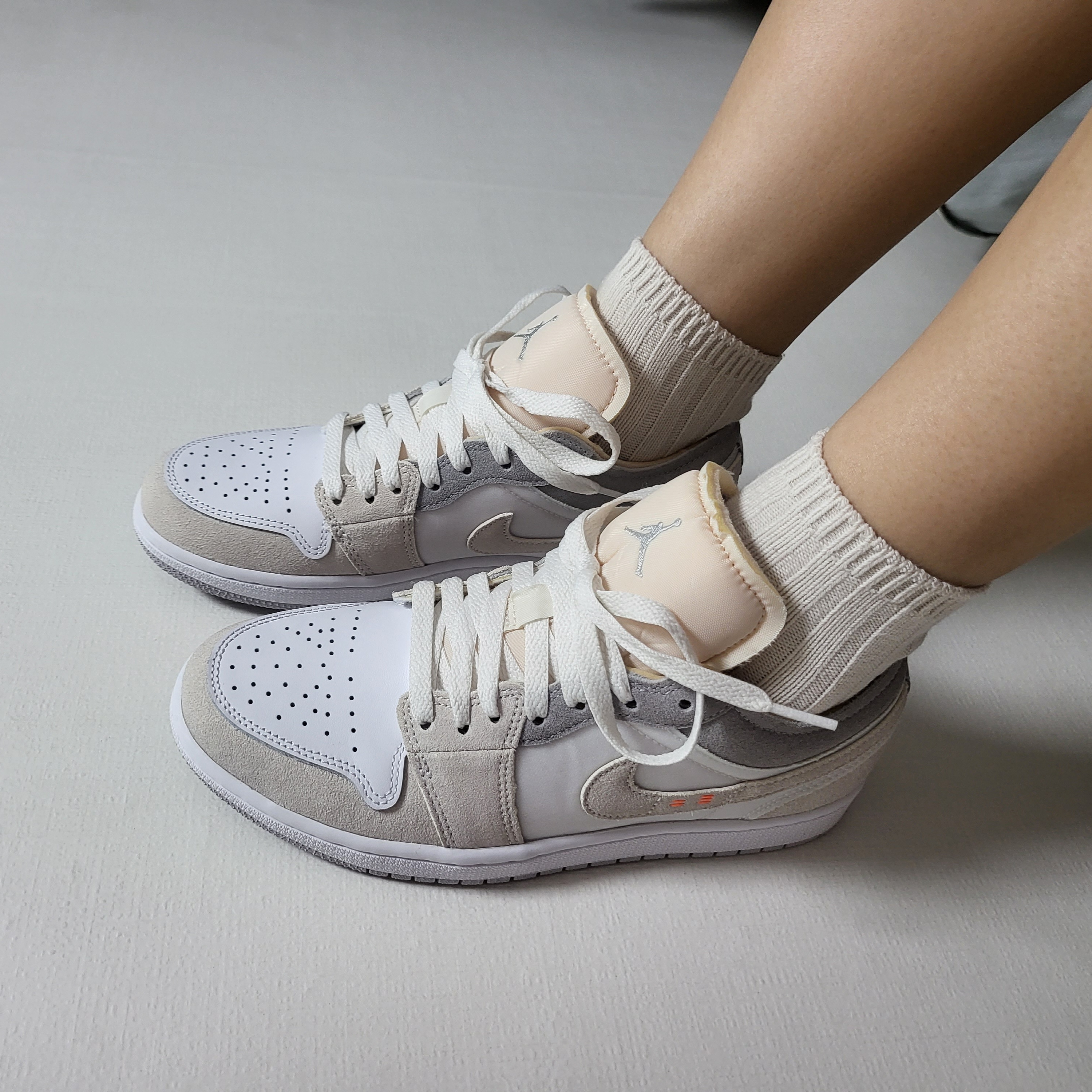Jordan 1 Low SE Tokyo 96, Jordan 1 Low SE Craft White and Phantom 착용 스타일 - 2