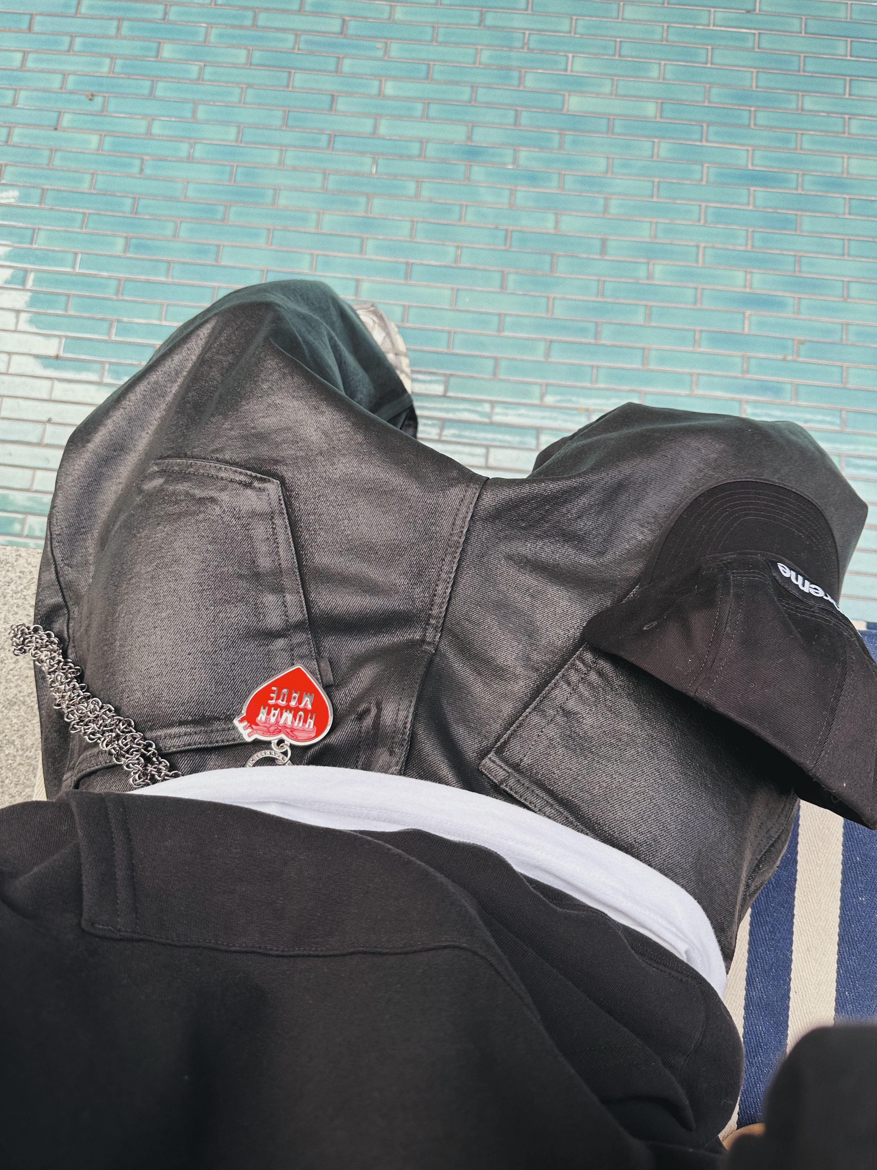 Human Made x Verdy Girls Don't Cry Keyring Red, Balenciaga 3XL Sneakers Light Beige 착용 스타일 - 4