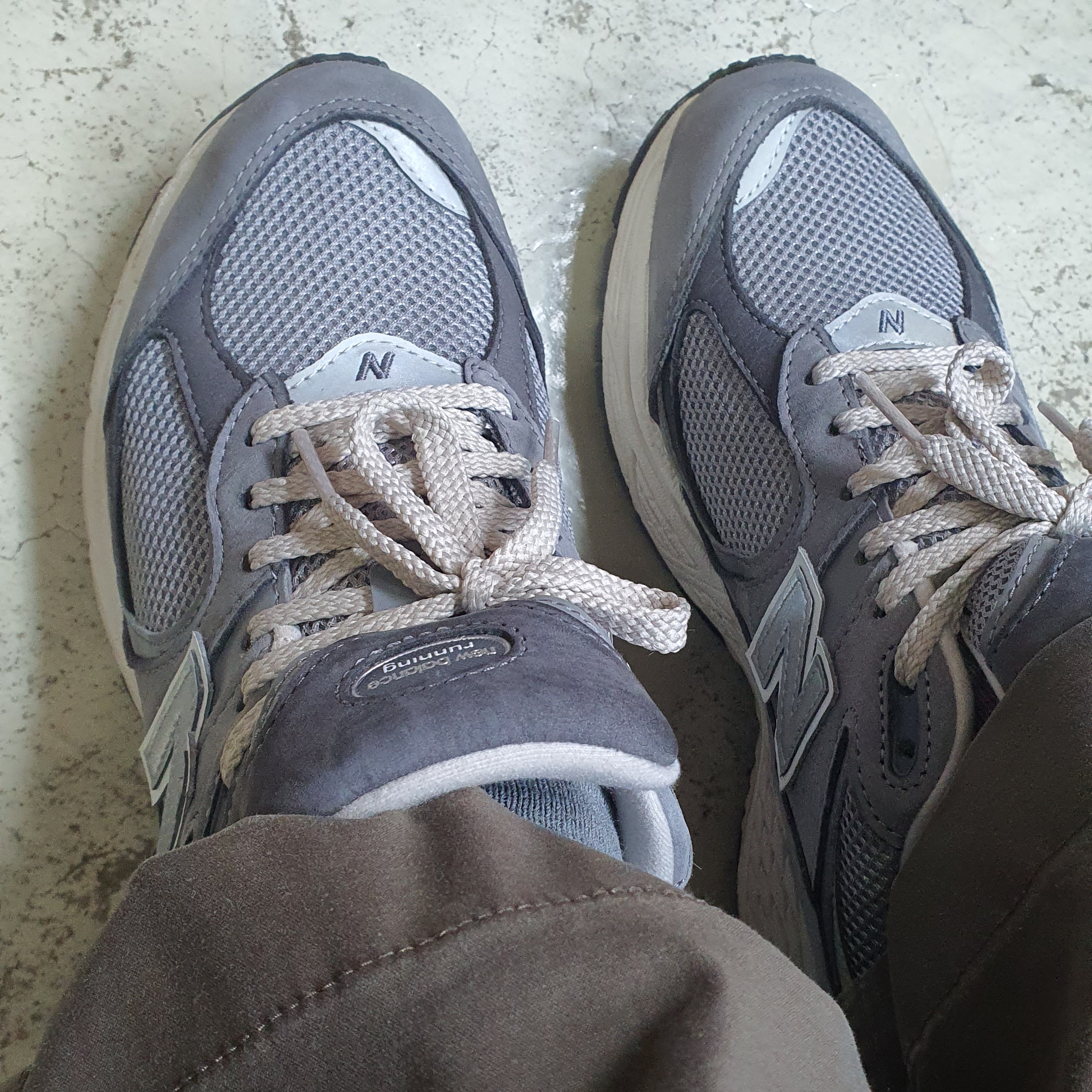 New Balance 2002R Premium Vintage Grey 착용 스타일