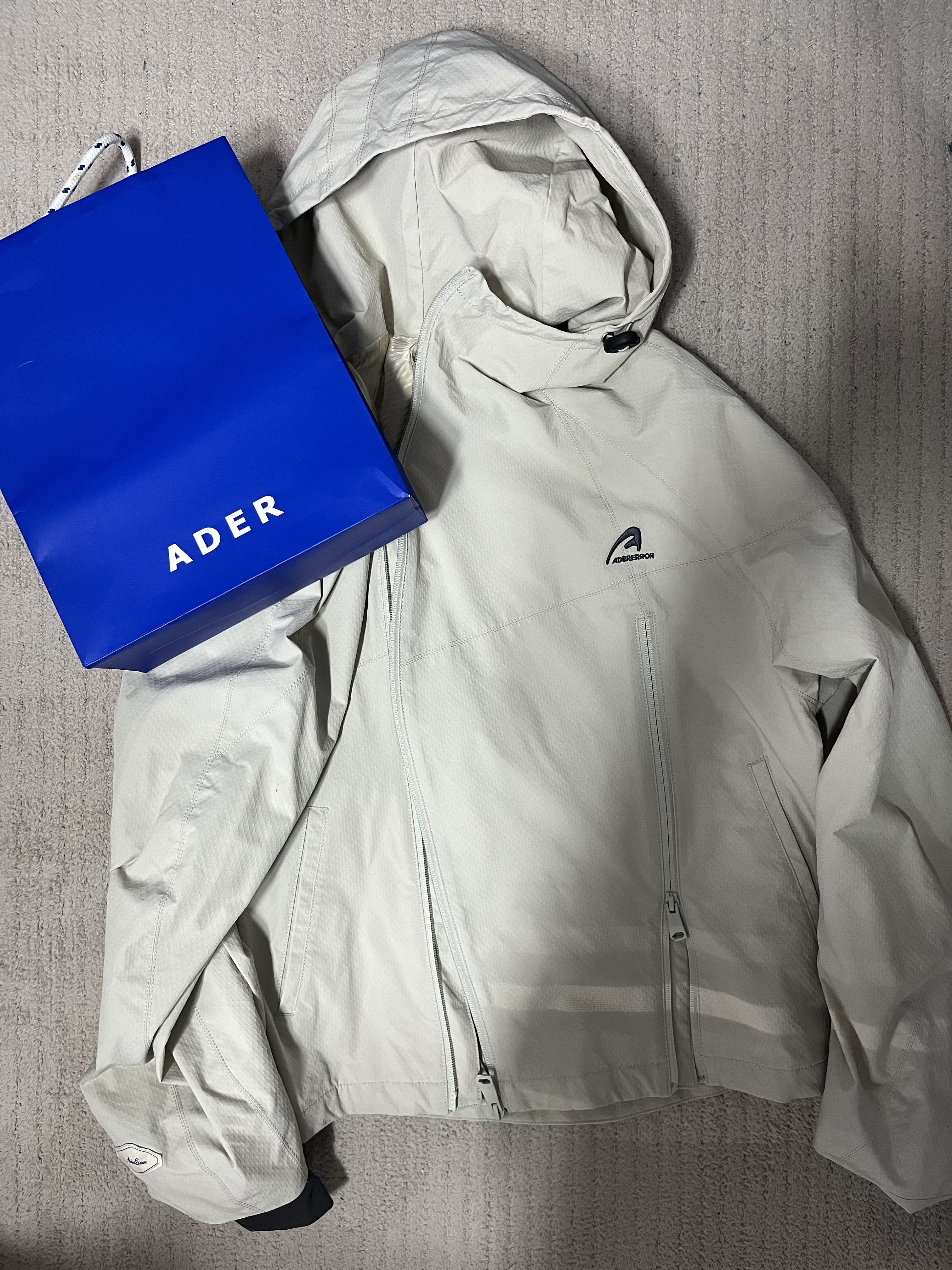 Ader Error Plue Windbreaker Beige, Asics x JJJJound Gel-Kayano 14 Silver Black 착용 스타일 - 3