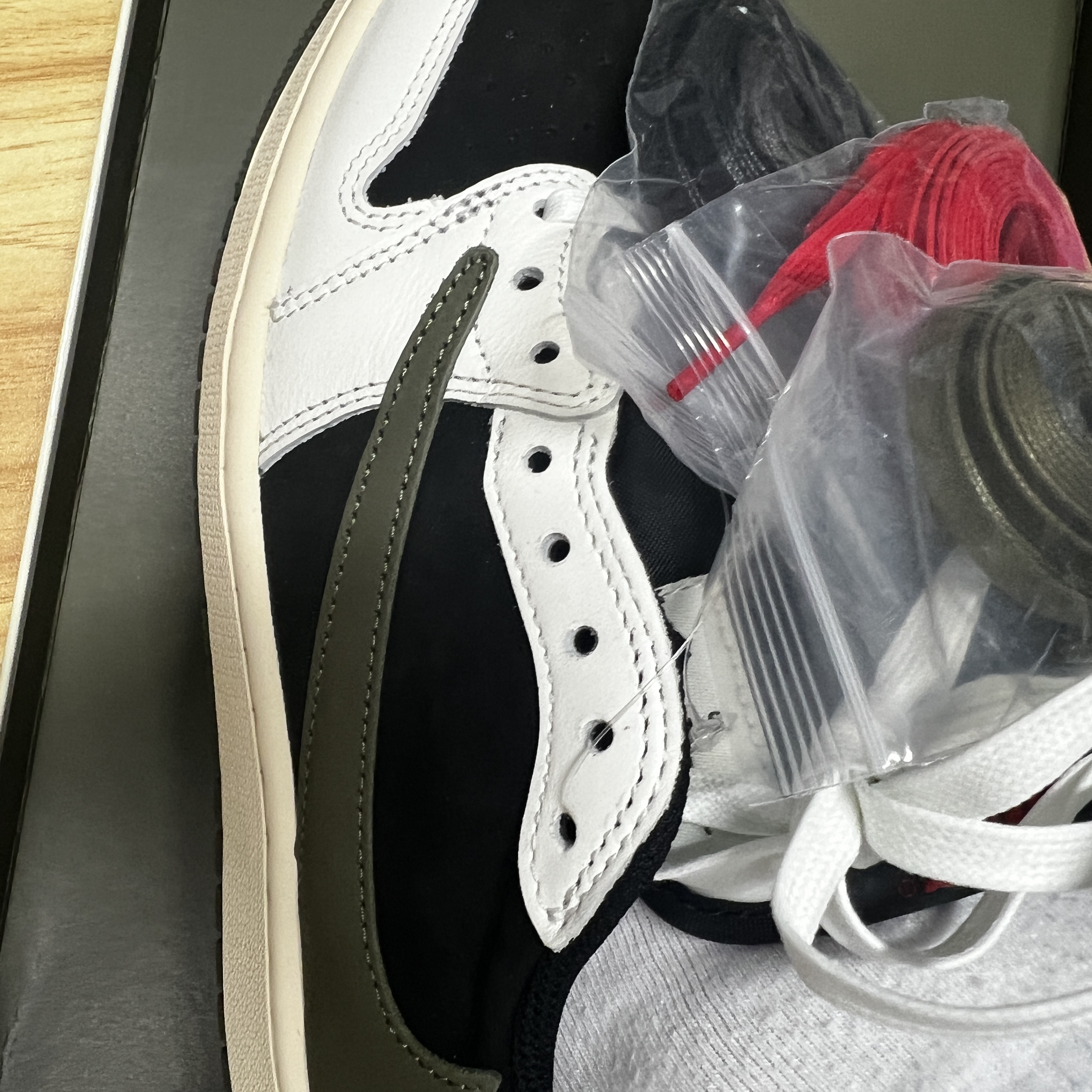 (W) Jordan 1 x Travis Scott Retro Low OG SP Medium Olive 착용 스타일 - 1