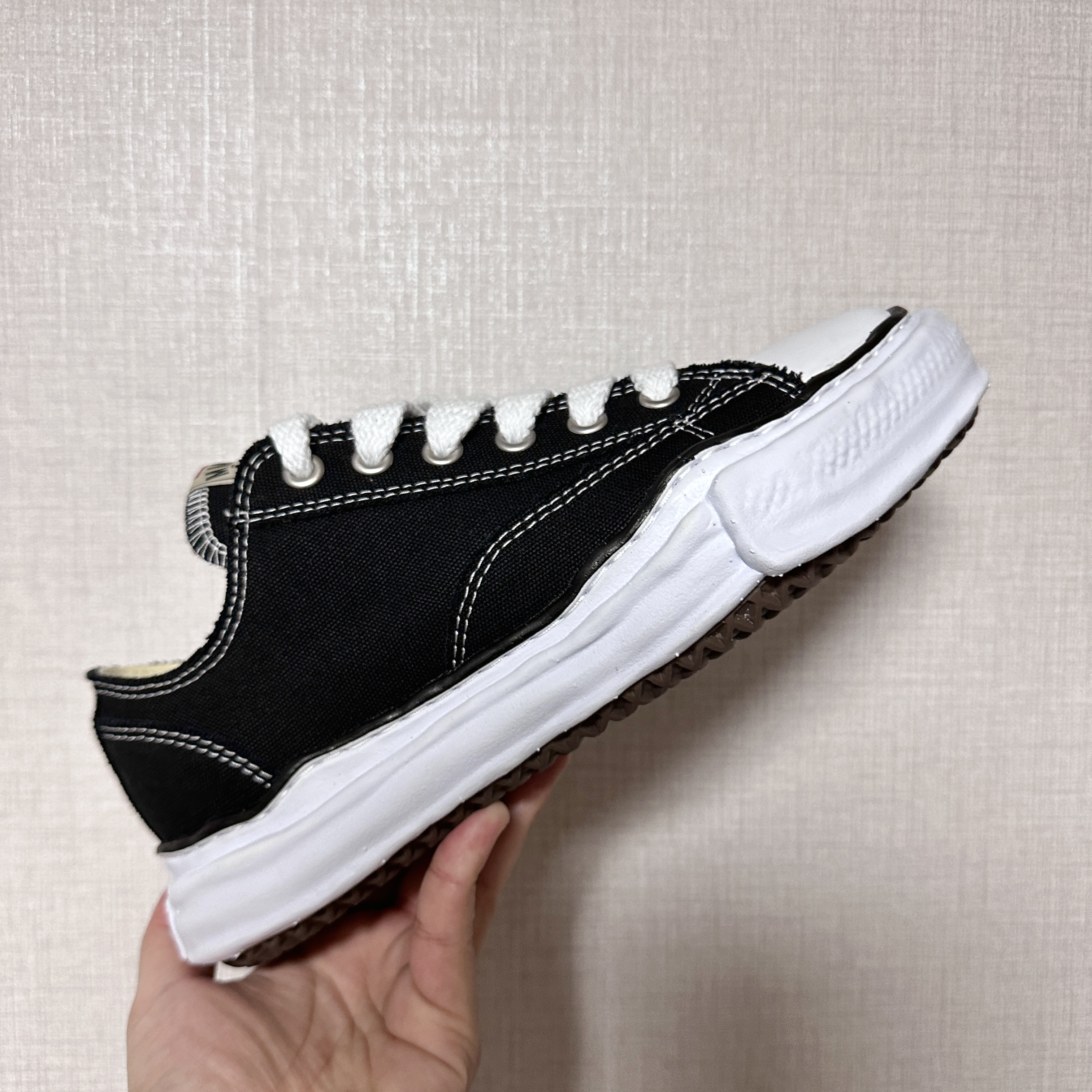 Maison Mihara Yasuhiro Peterson OG Sole Canvas Low Sneakers Black 착용 스타일 - 1