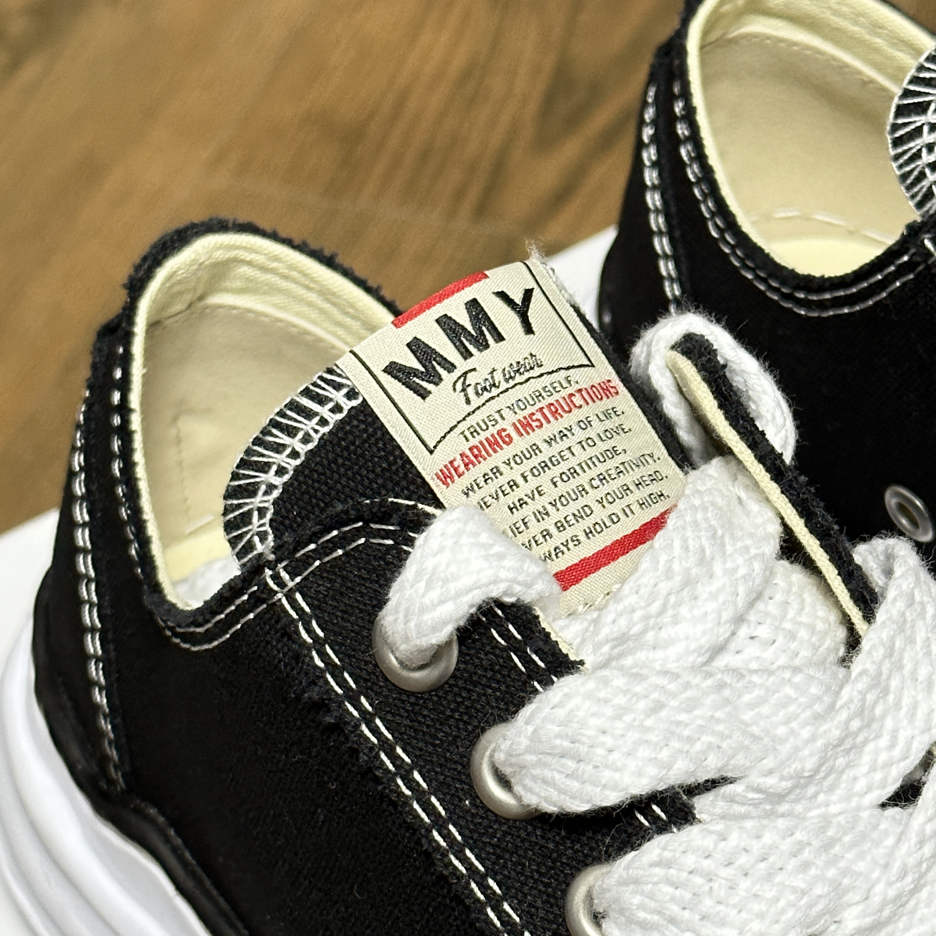 Maison Mihara Yasuhiro Peterson OG Sole Canvas Low Sneakers Black 착용 스타일 - 3