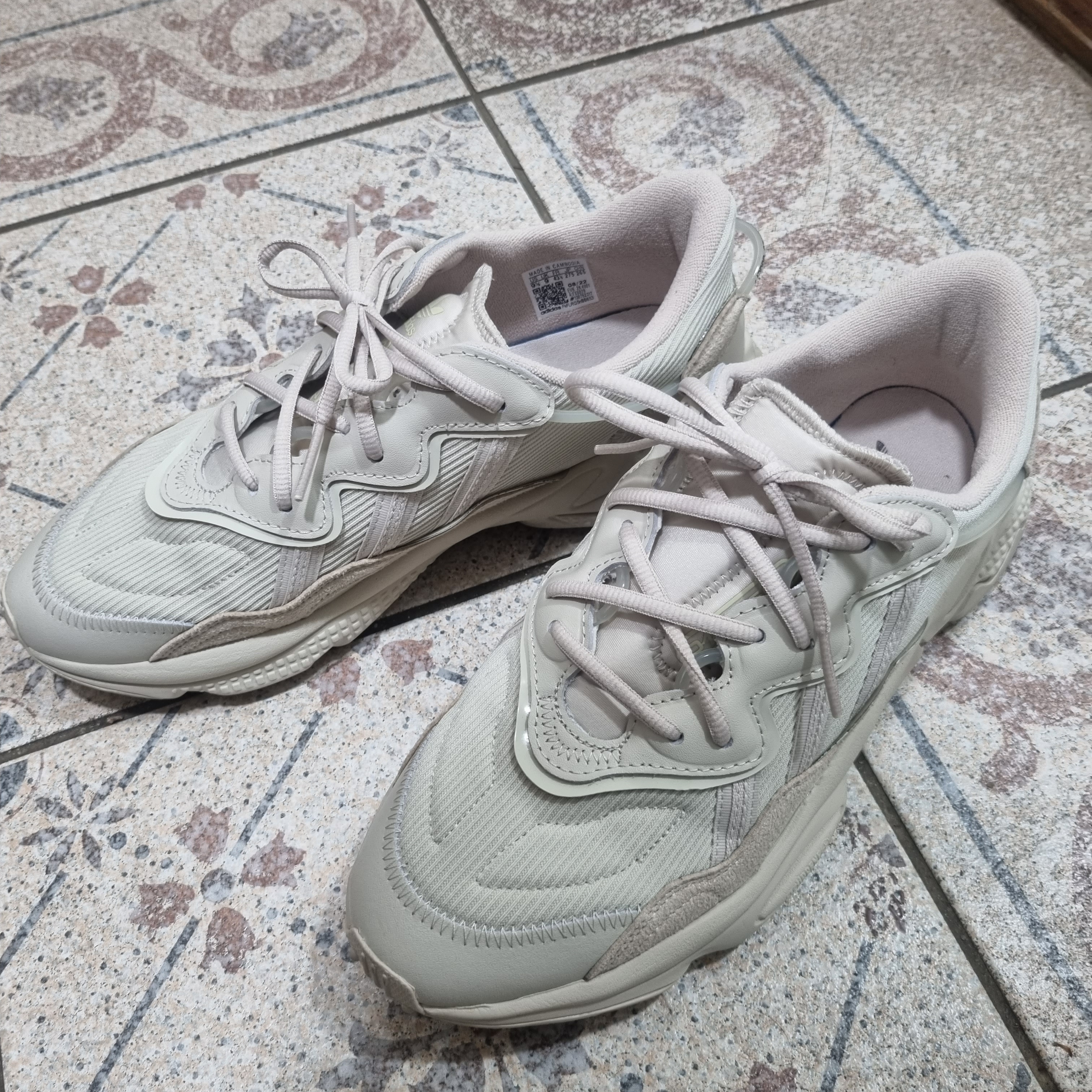Adidas Ozweego Clear Brown 착용 스타일