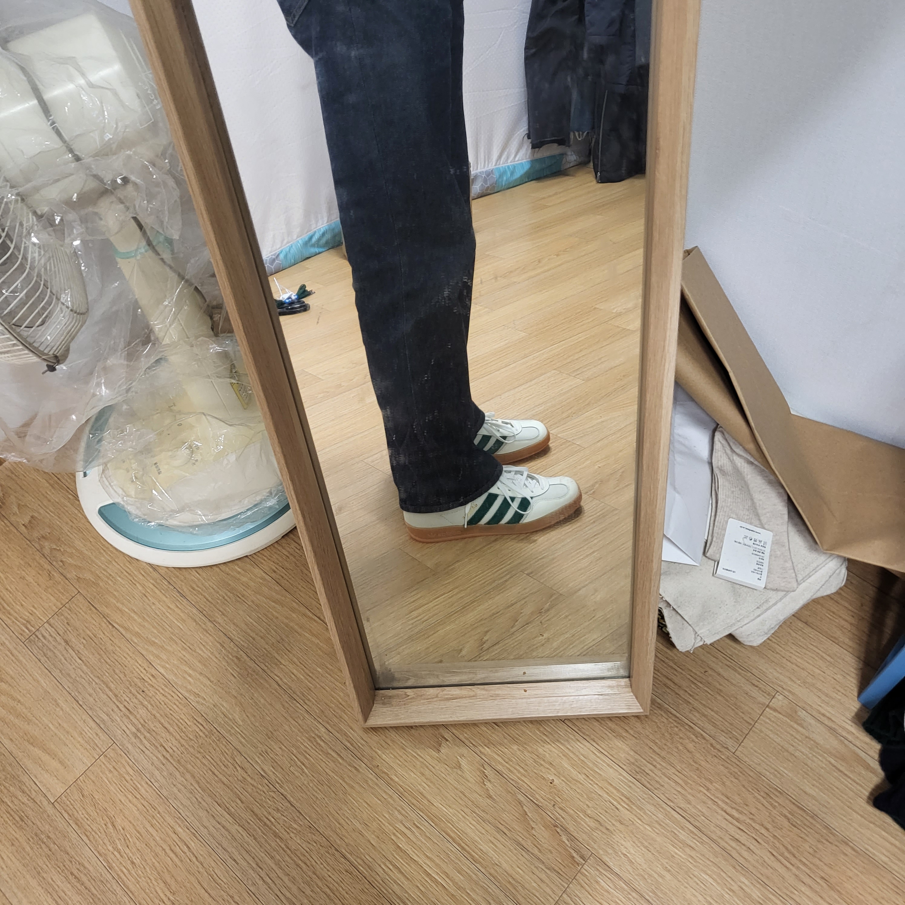 Adidas x Emmi Gazelle Indoor Off White Dark Green 착용 스타일 - 5