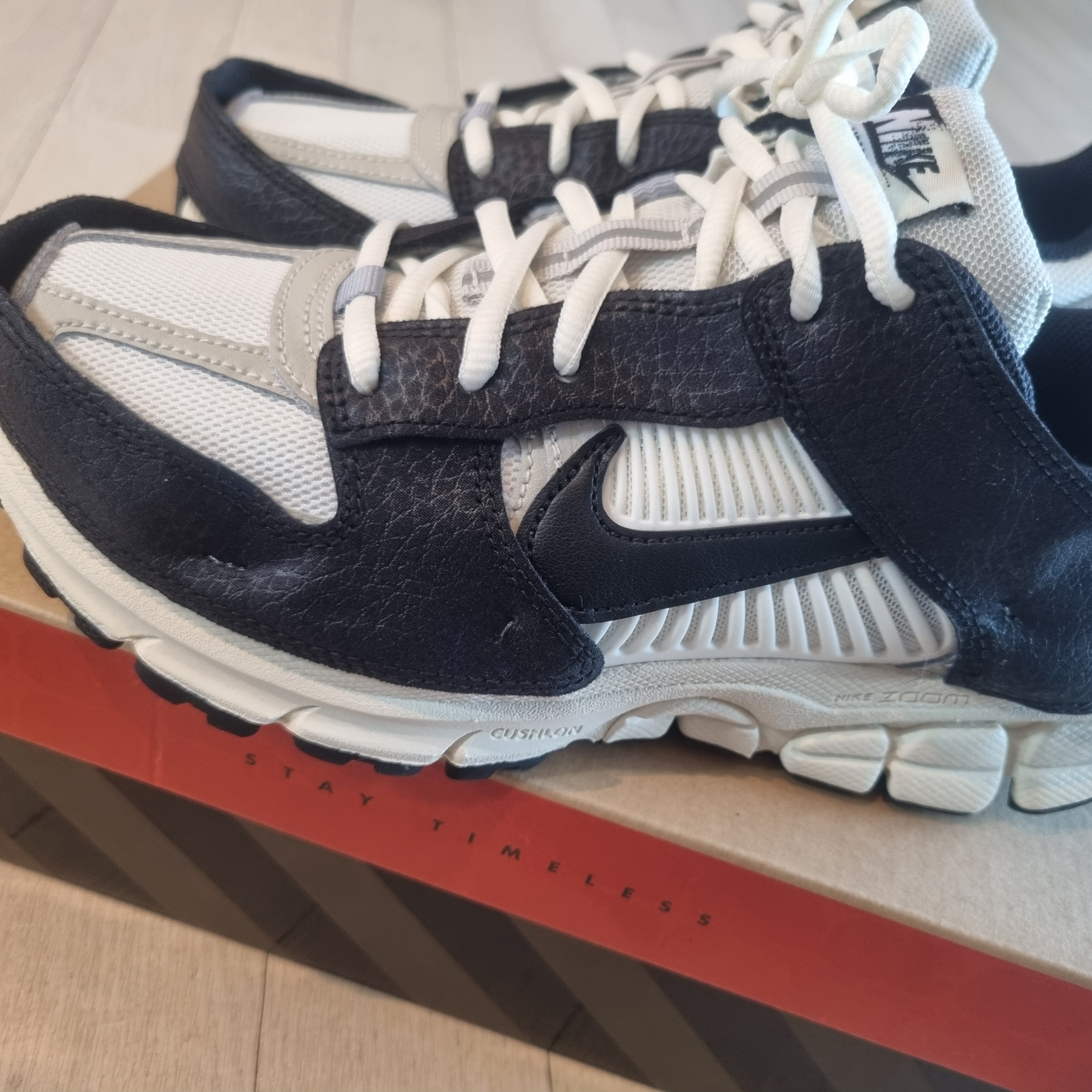 (W) Nike Zoom Vomero 5 Wolf Grey and Black 착용 스타일 - 3