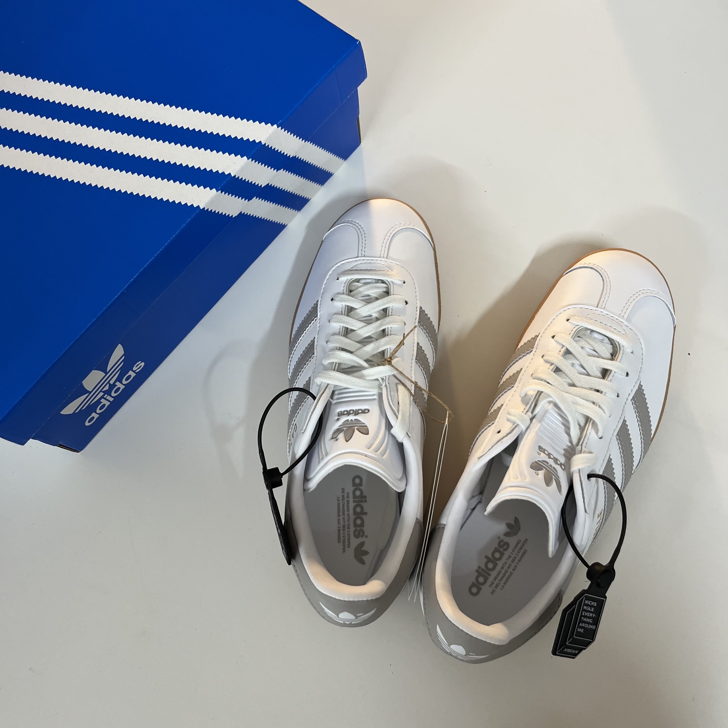 Adidas Gazelle White Grey 착용 스타일