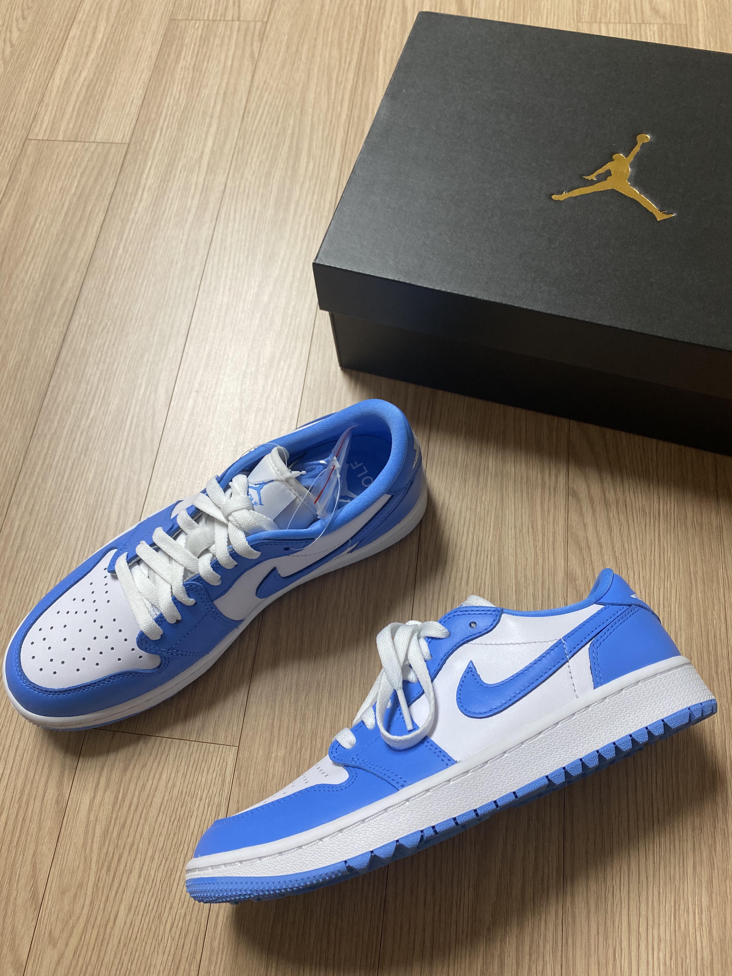 Jordan 1 Low Golf White and University Blue 착용 스타일