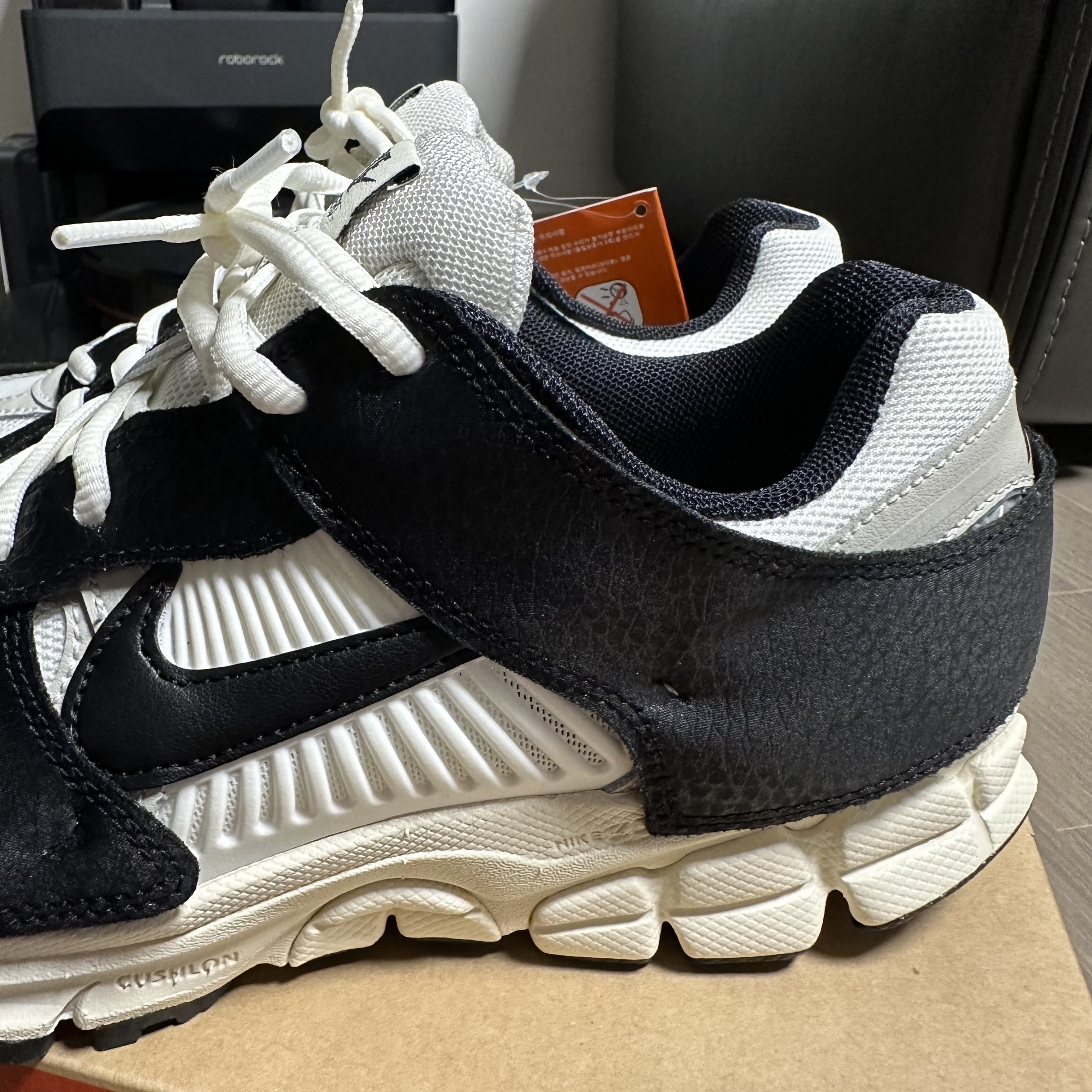 (W) Nike Zoom Vomero 5 Wolf Grey and Black 착용 스타일 - 3