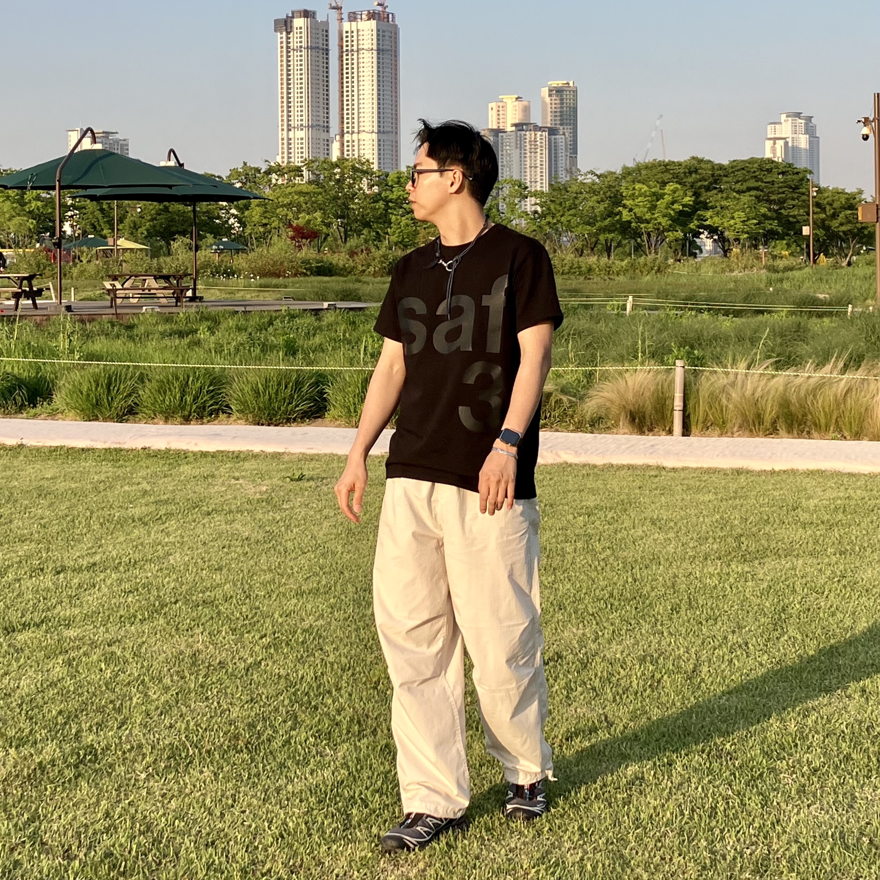 [예약 배송][KREAM 단독] Safarispot Basic Safari T-Shirt Black, Salomon XT-6 Gore-Tex Black Ebony 착용 스타일
