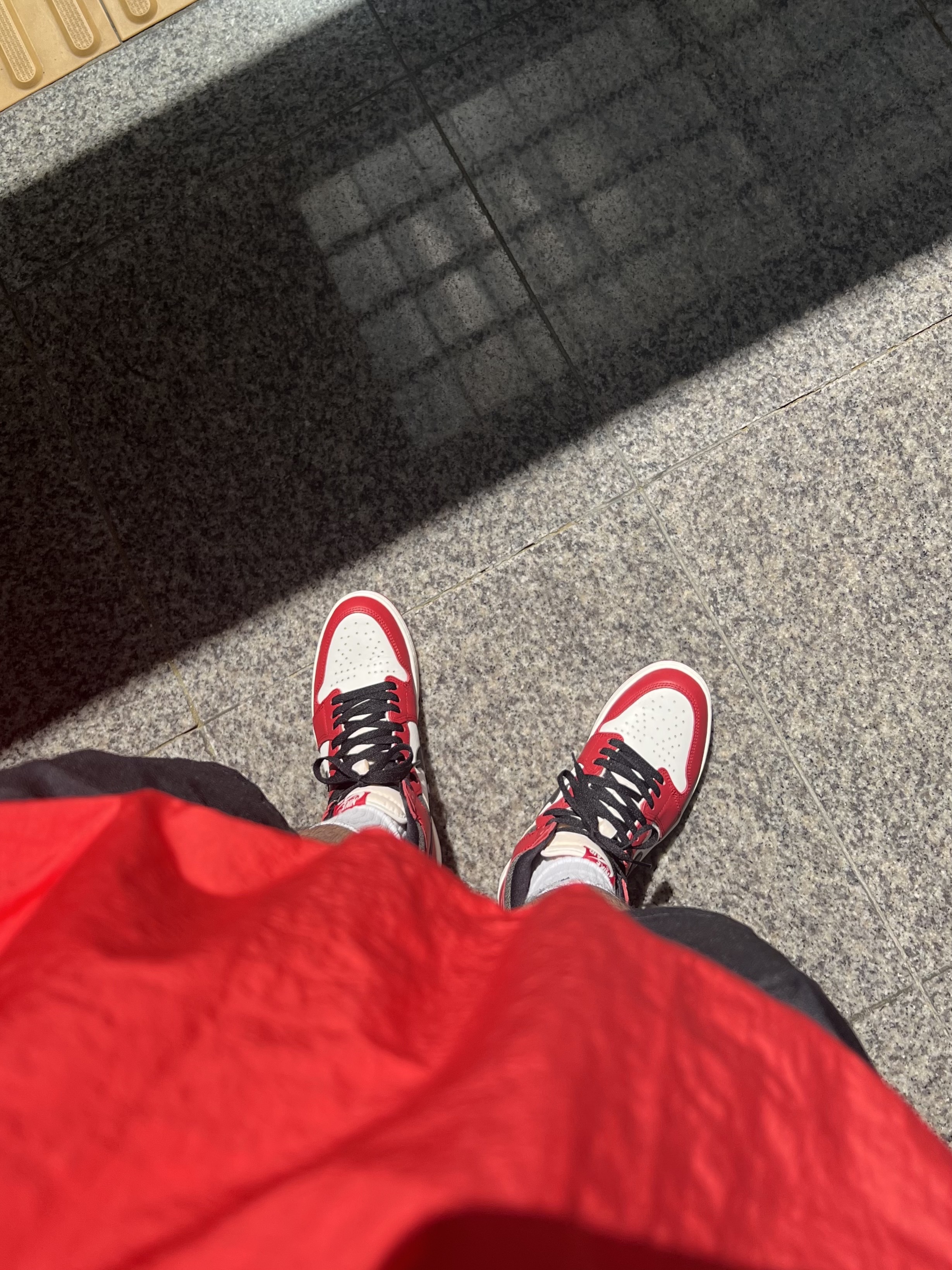 Jordan 1 Retro High OG Chicago 2022, Nike x Stussy Windrunner Jacket Habanero Red 착용 스타일