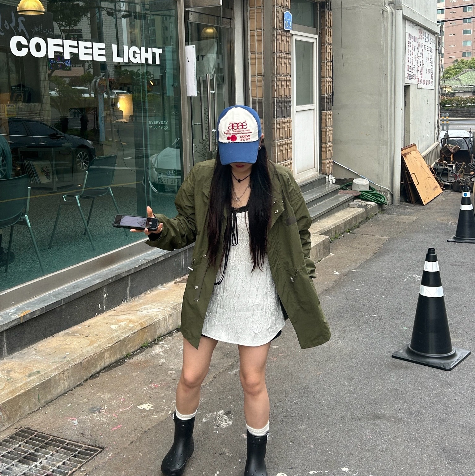 에이이에이이 웹 로고 5 패널 캡 블루 레드 착용 스타일 - 1