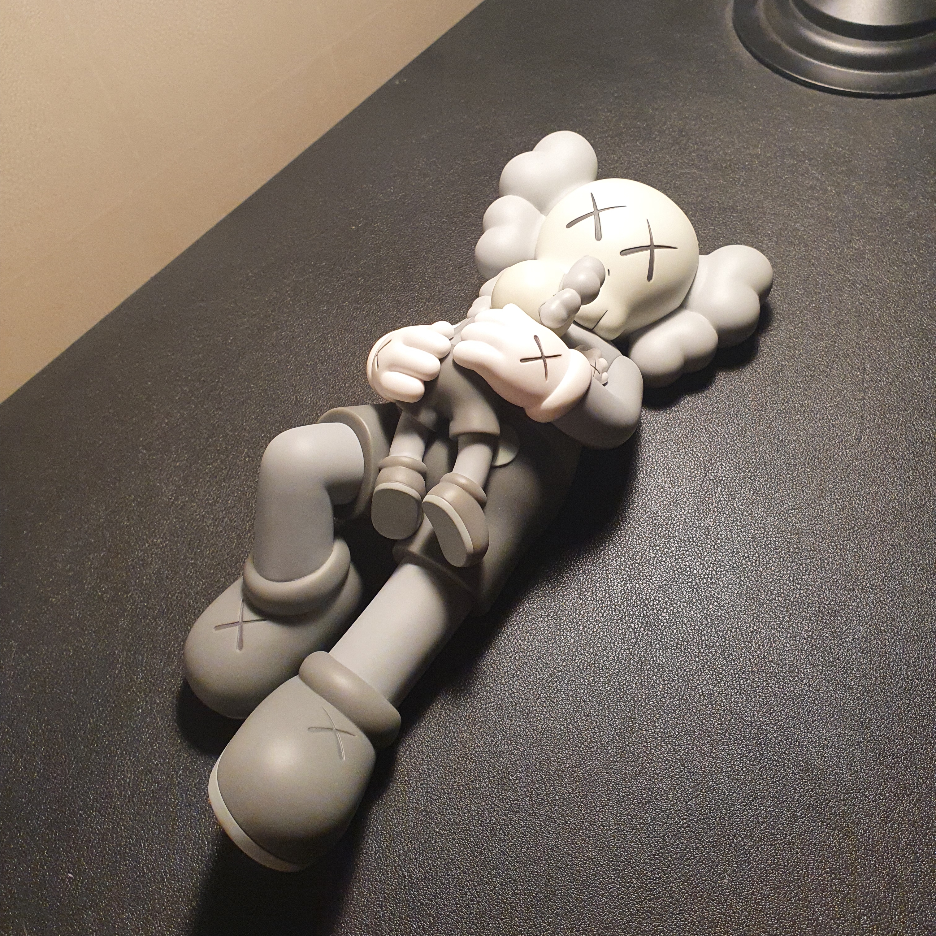 Kaws Holiday Singapore Vinyl Figure Grey 착용 스타일