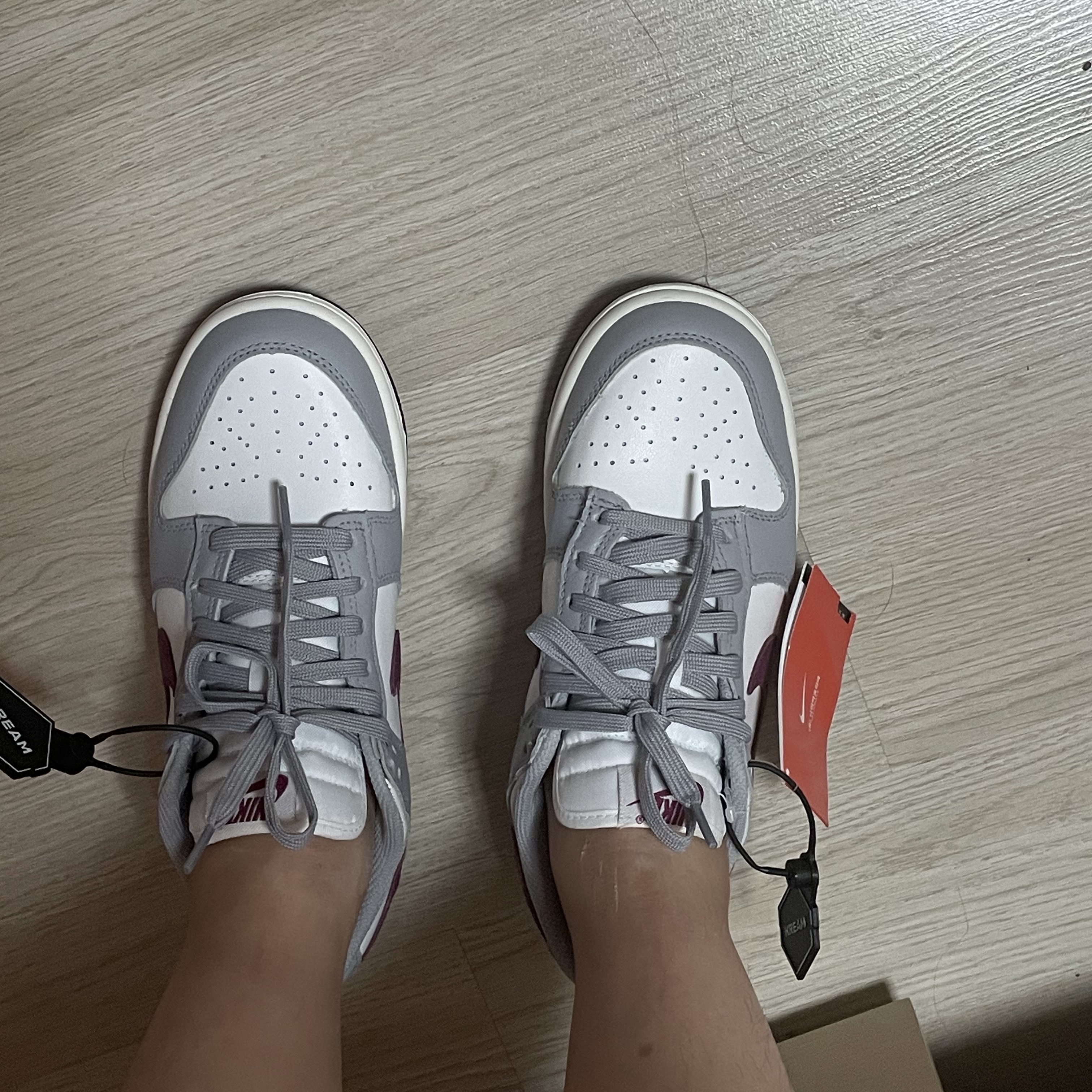 (W) Nike Dunk Low Wolf Grey Rosewood 착용 스타일 - 2