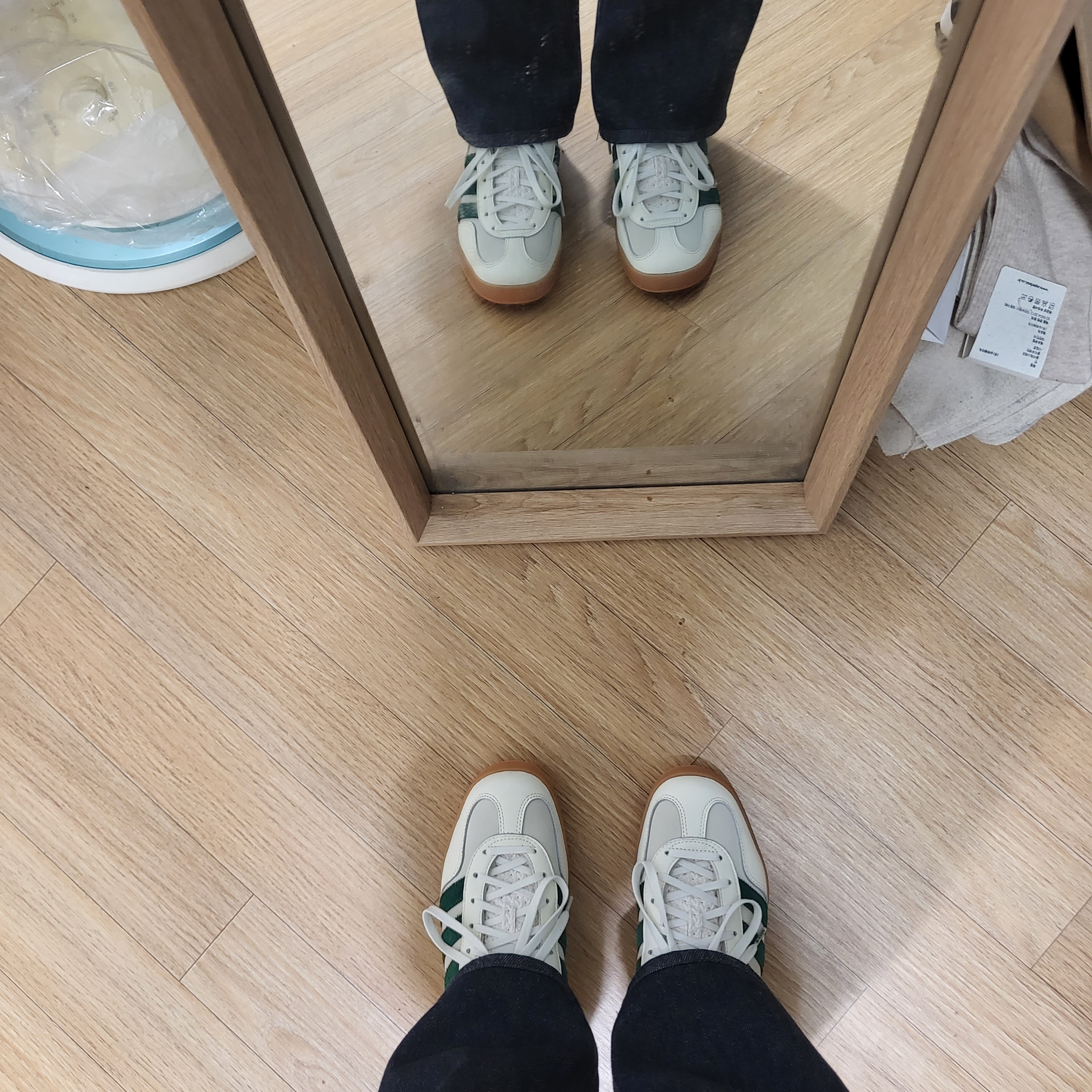 Adidas x Emmi Gazelle Indoor Off White Dark Green 착용 스타일 - 4