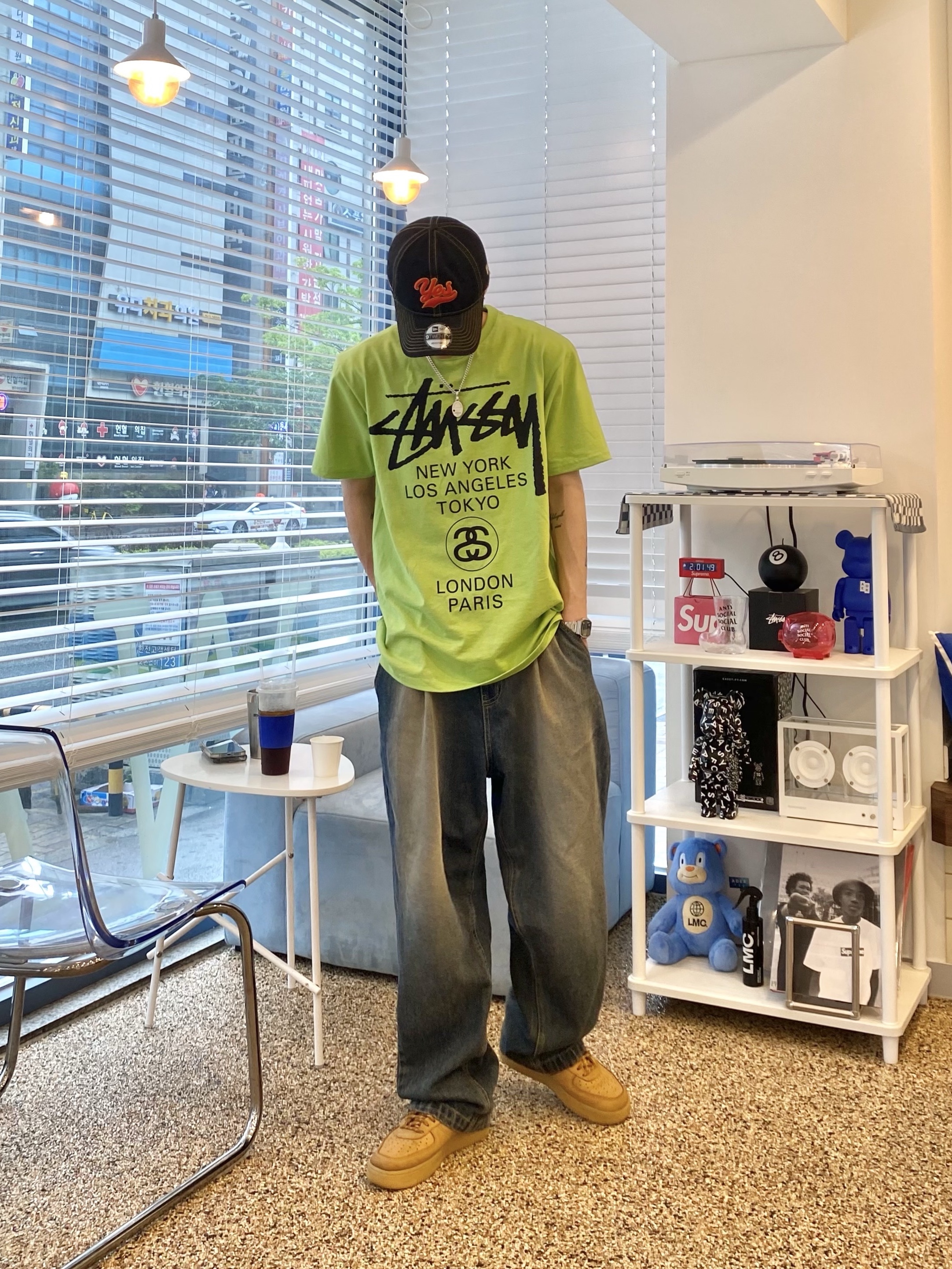 Stussy World Tour T-Shirt Tea 2023, Nike Air Force 1 '07 WB Flax 착용 스타일 - 2