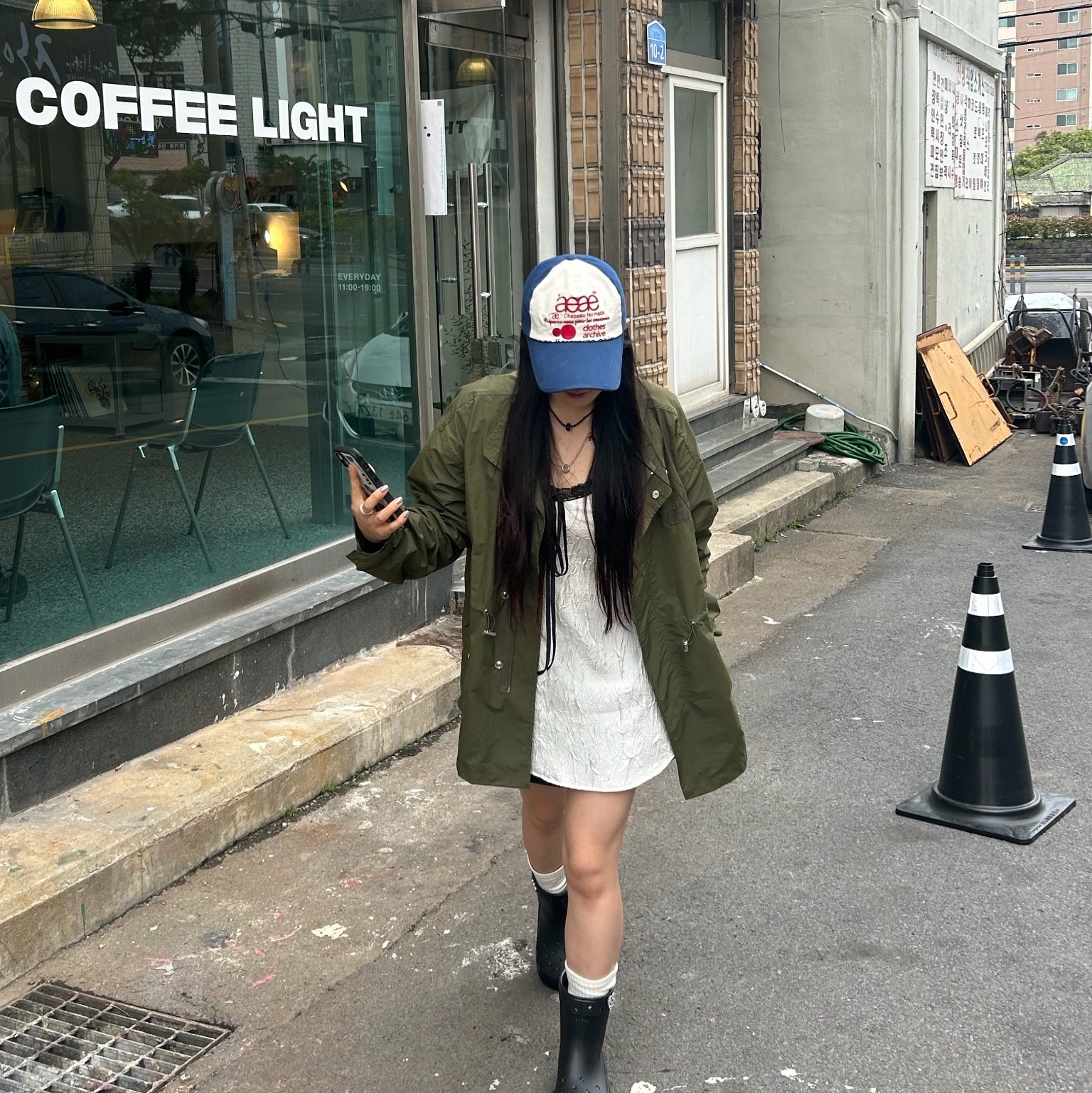 에이이에이이 웹 로고 5 패널 캡 블루 레드 착용 스타일 - 2