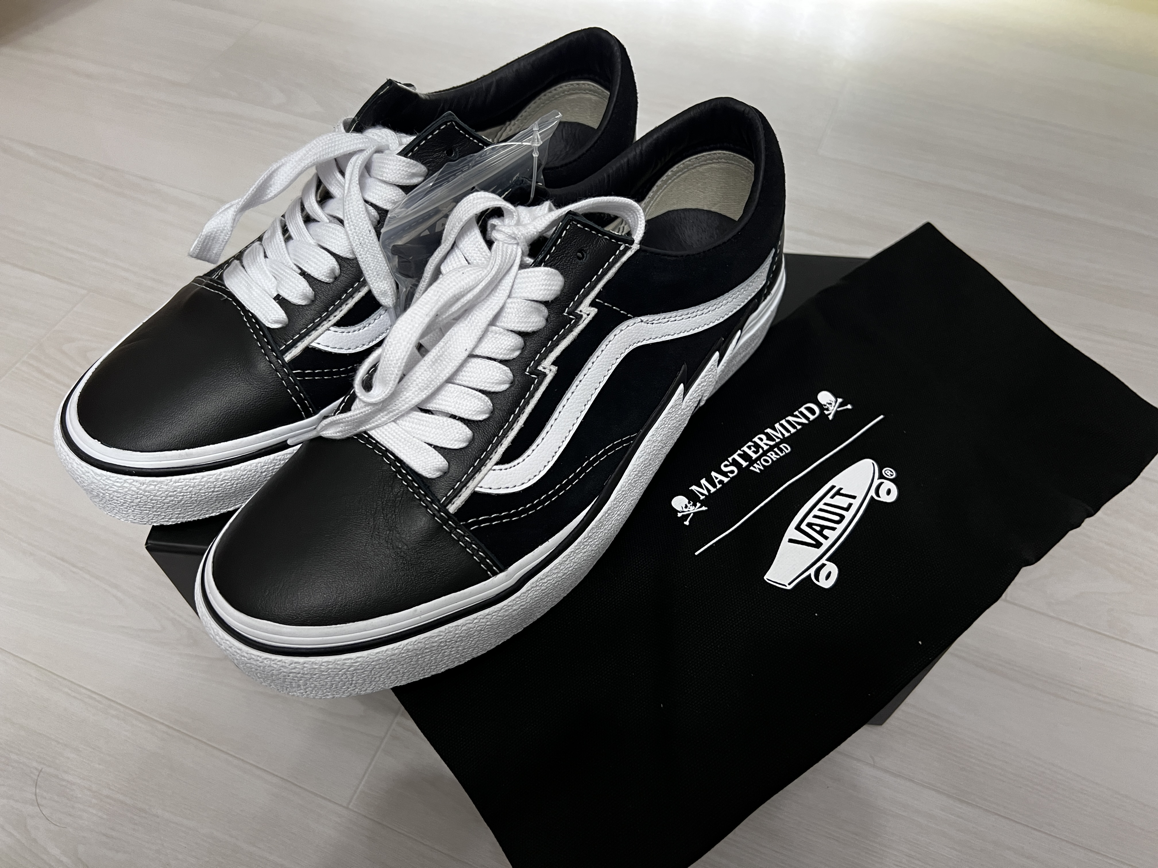 Vans Vault x Mastermind World Old Skool Bolt Black 착용 스타일 - 1