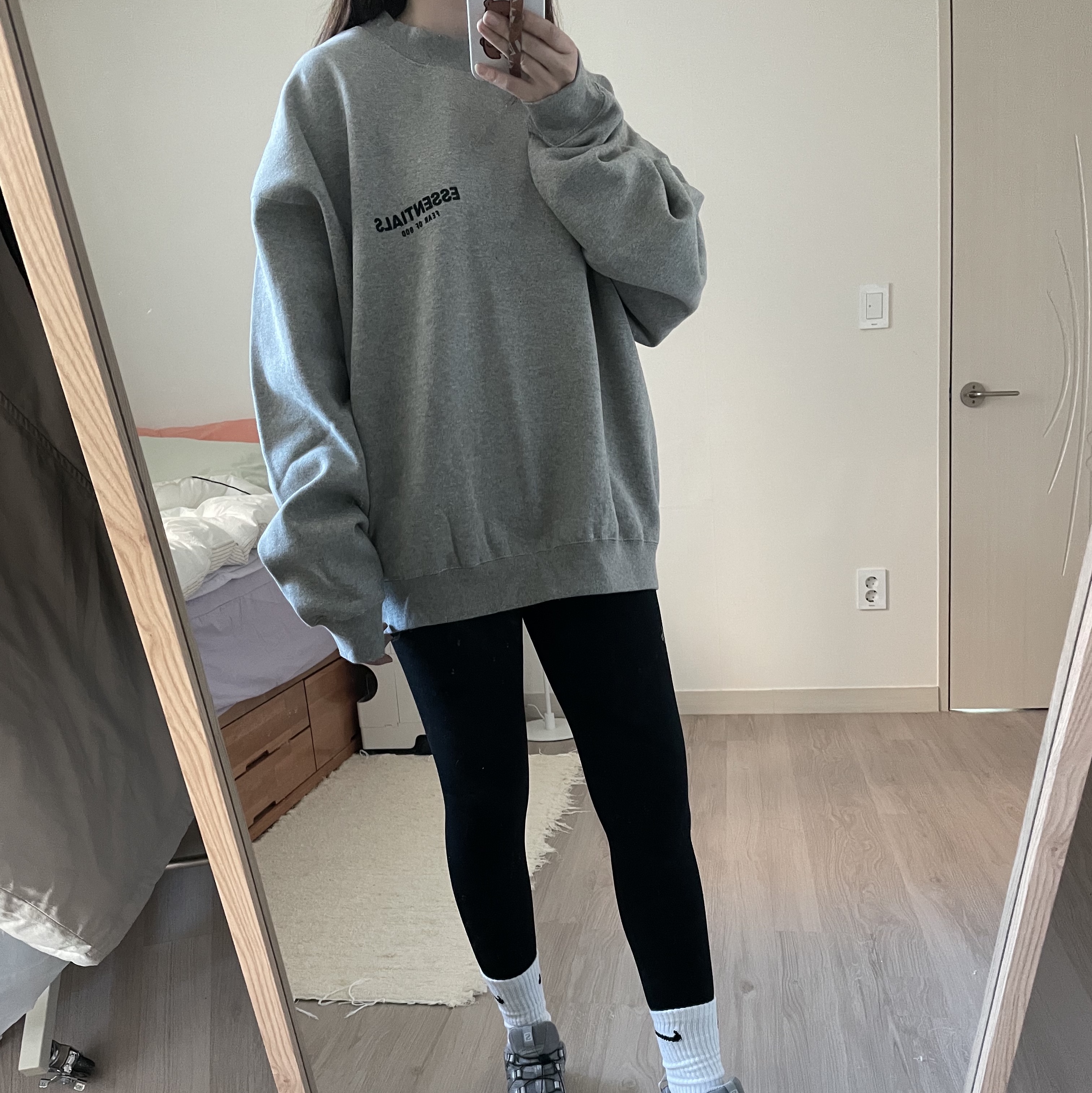Essentials The Core Collection Crewneck Sweatshirt Dark Oatmeal 착용 스타일