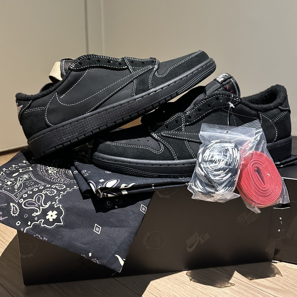 Jordan 1 x Travis Scott Retro Low OG SP Black Phantom 착용 스타일 - 2