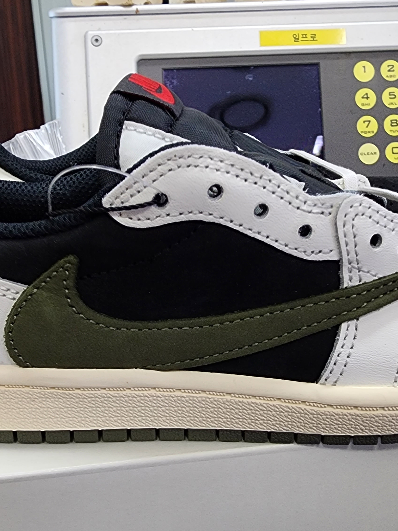 (PS) Jordan 1 x Travis Scott Retro Low OG SP Medium Olive 착용 스타일 - 4