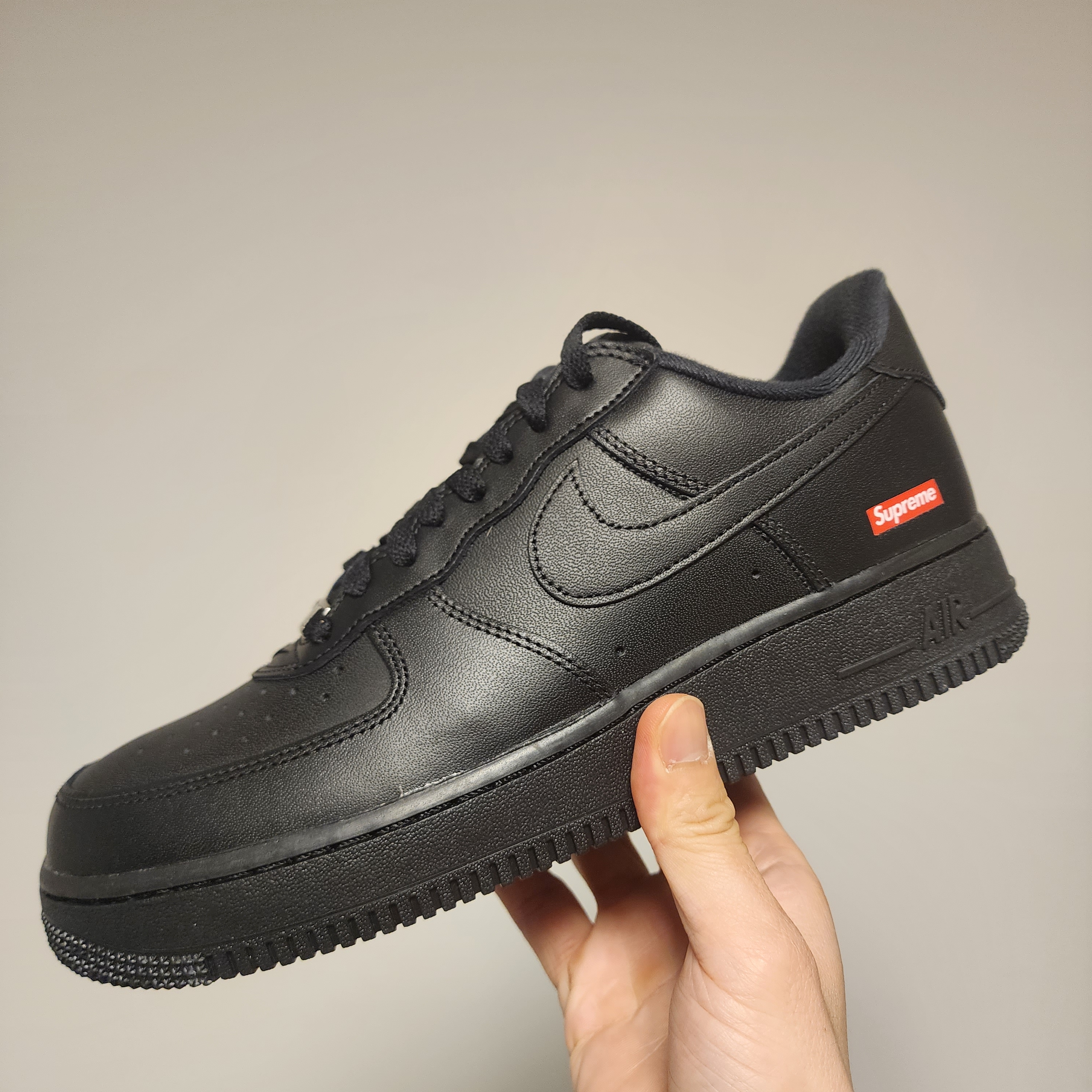 Nike x Supreme Air Force 1 Low Black 착용 스타일 - 1