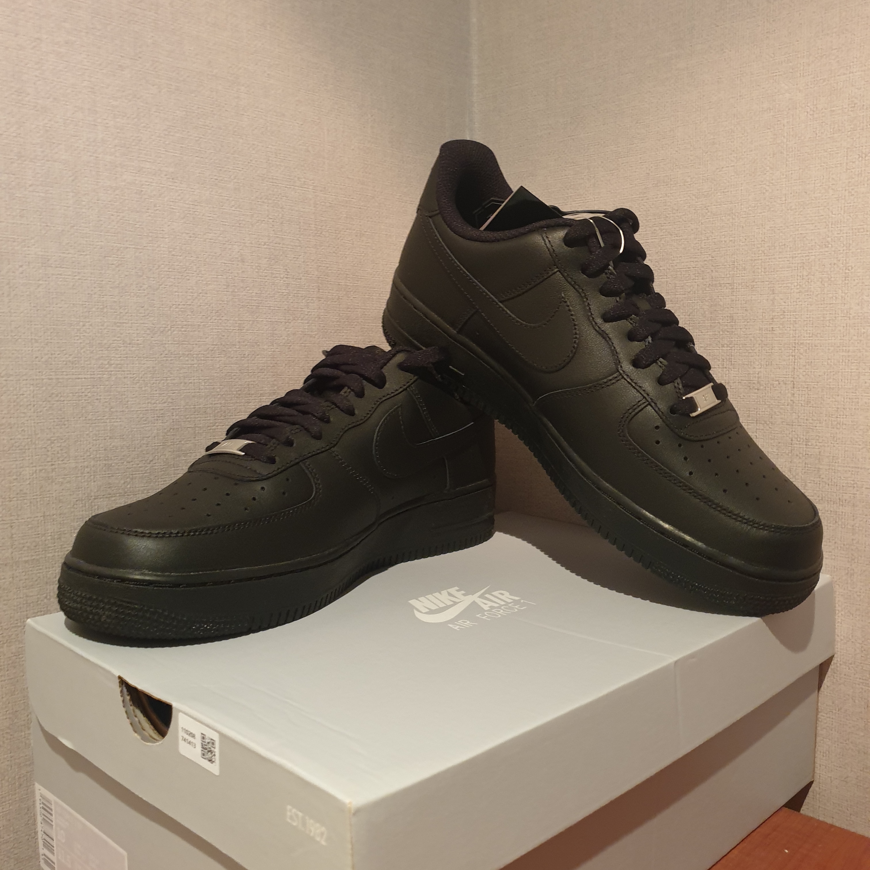 Nike Air Force 1 '07 Low Triple Black 착용 스타일
