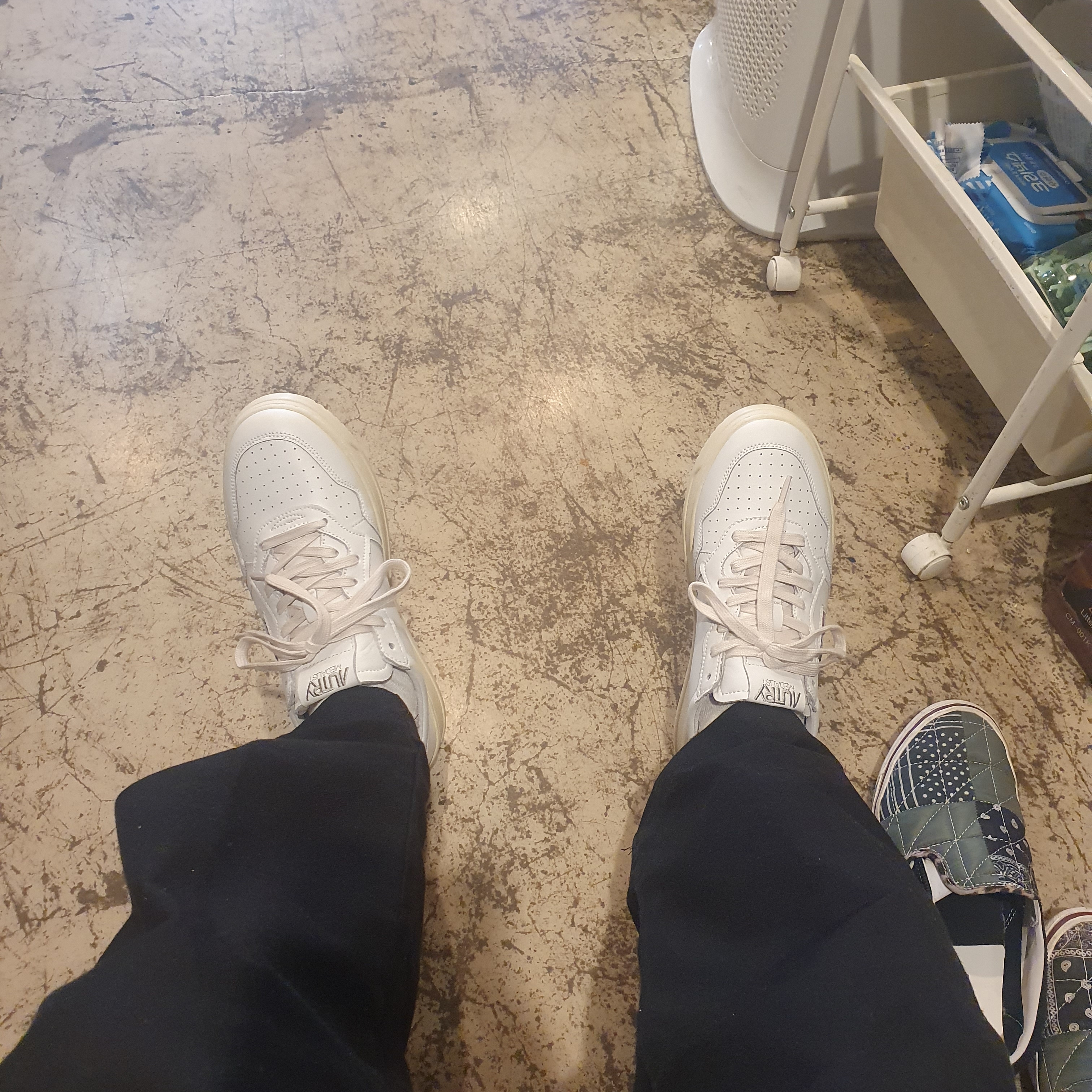 Autry Medalist Low Leather Sneakers White Black 착용 스타일