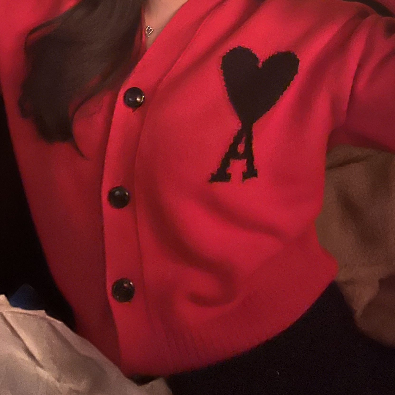 AMI de Coeur Oversize Intarsia Cardigan Red Black 착용 스타일