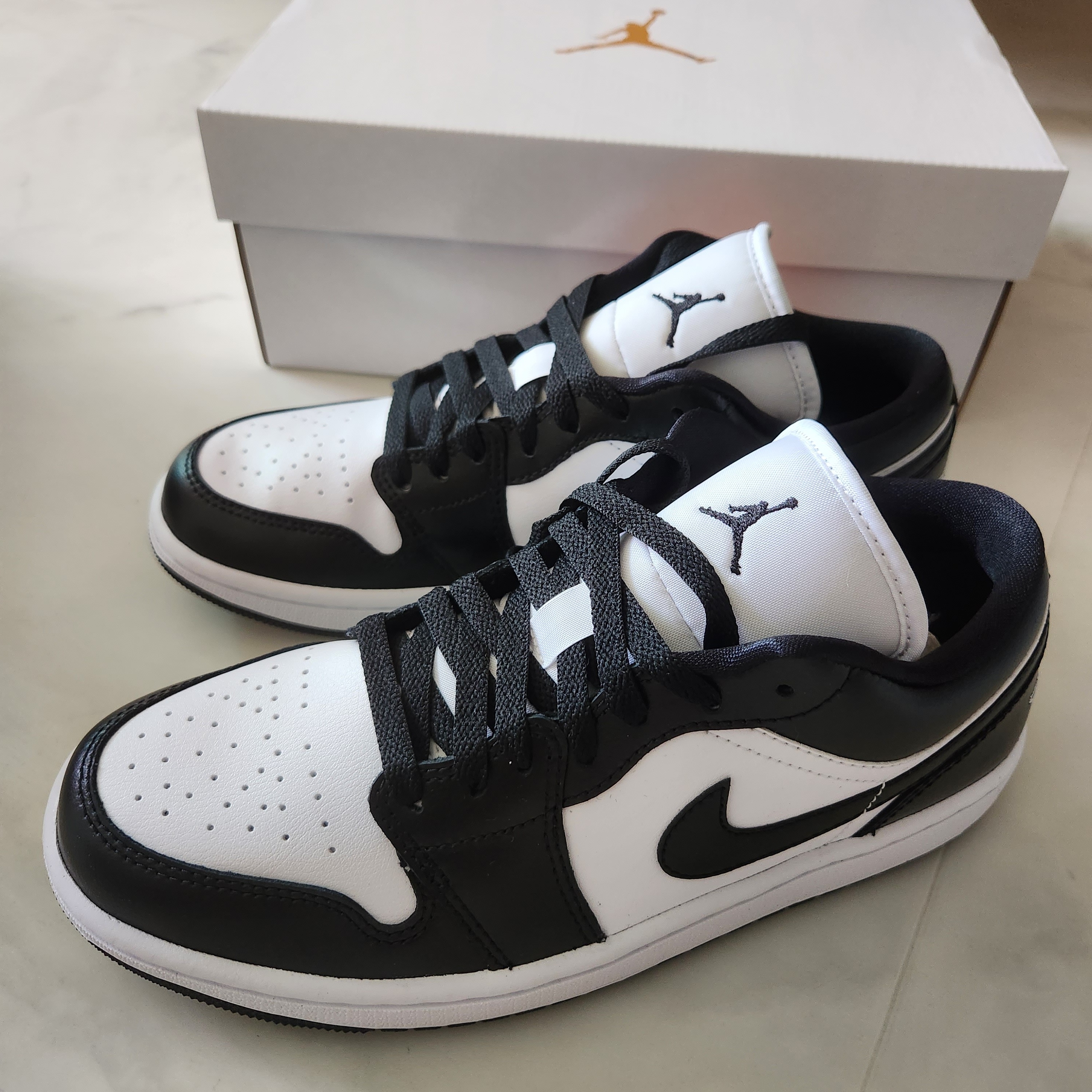 (W) Jordan 1 Low Black and White, Jordan 1 Retro High OG White Cement 착용 스타일 - 2