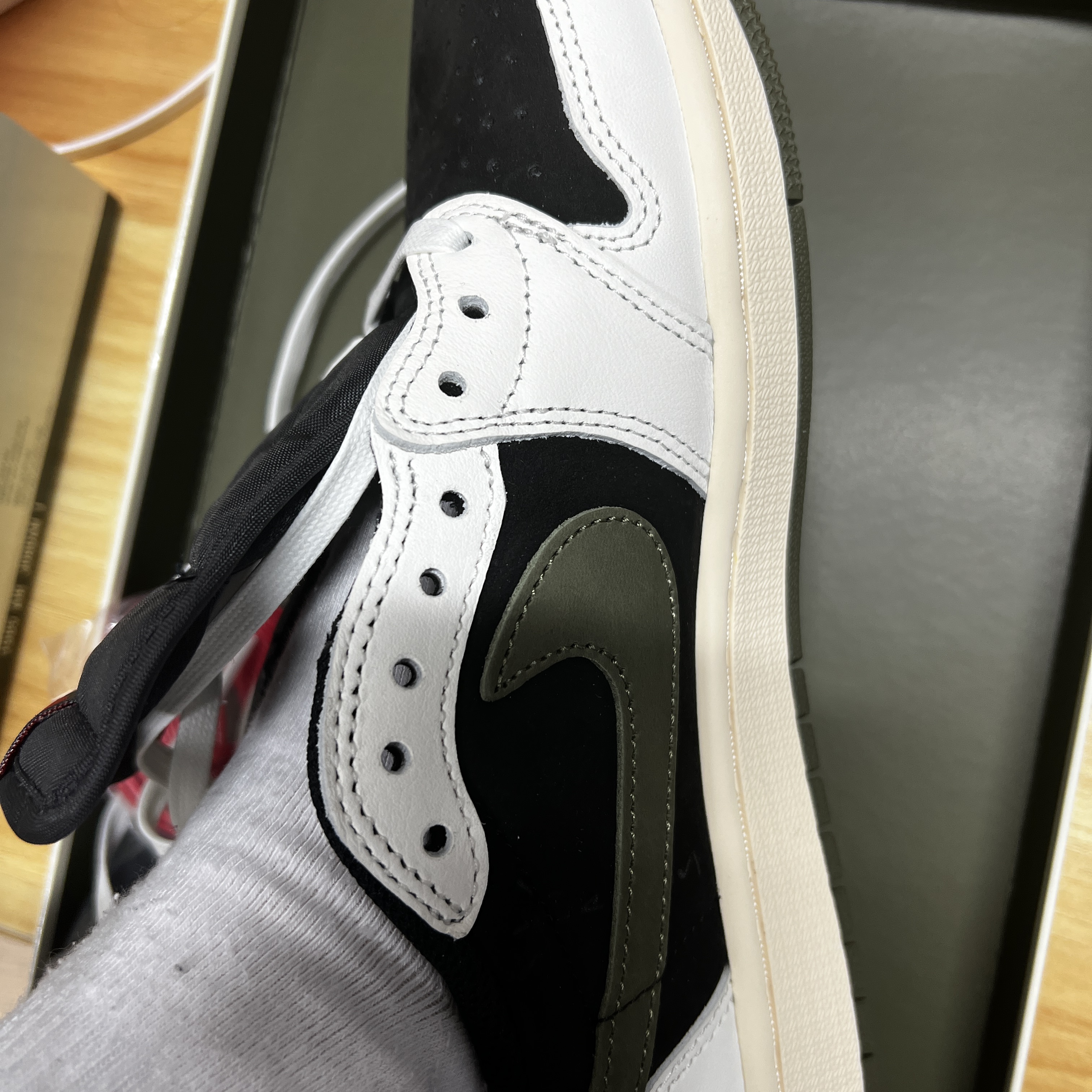 (W) Jordan 1 x Travis Scott Retro Low OG SP Medium Olive 착용 스타일 - 2