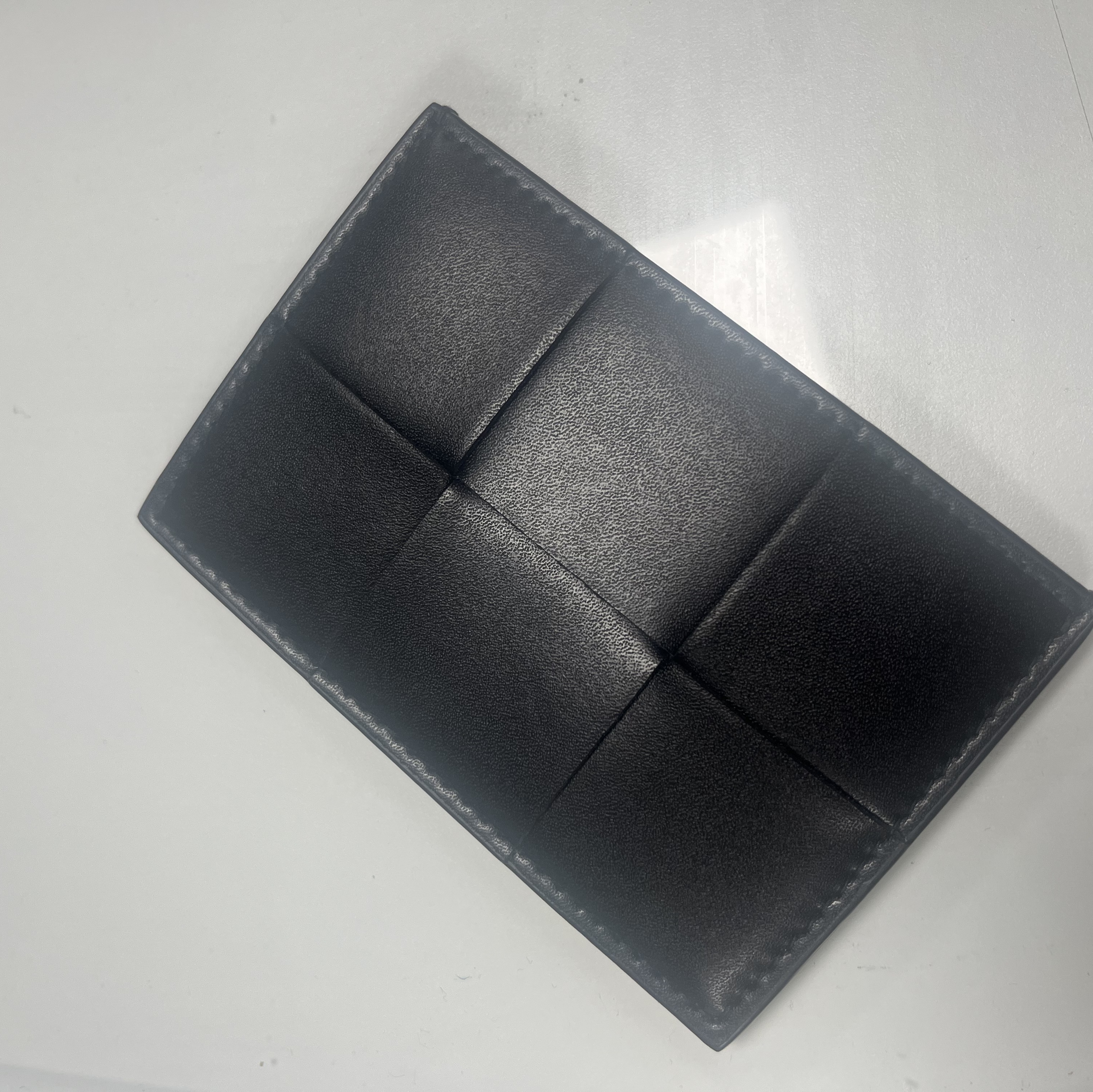 Bottega Veneta Credit Card Case Calfskin Black 착용 스타일